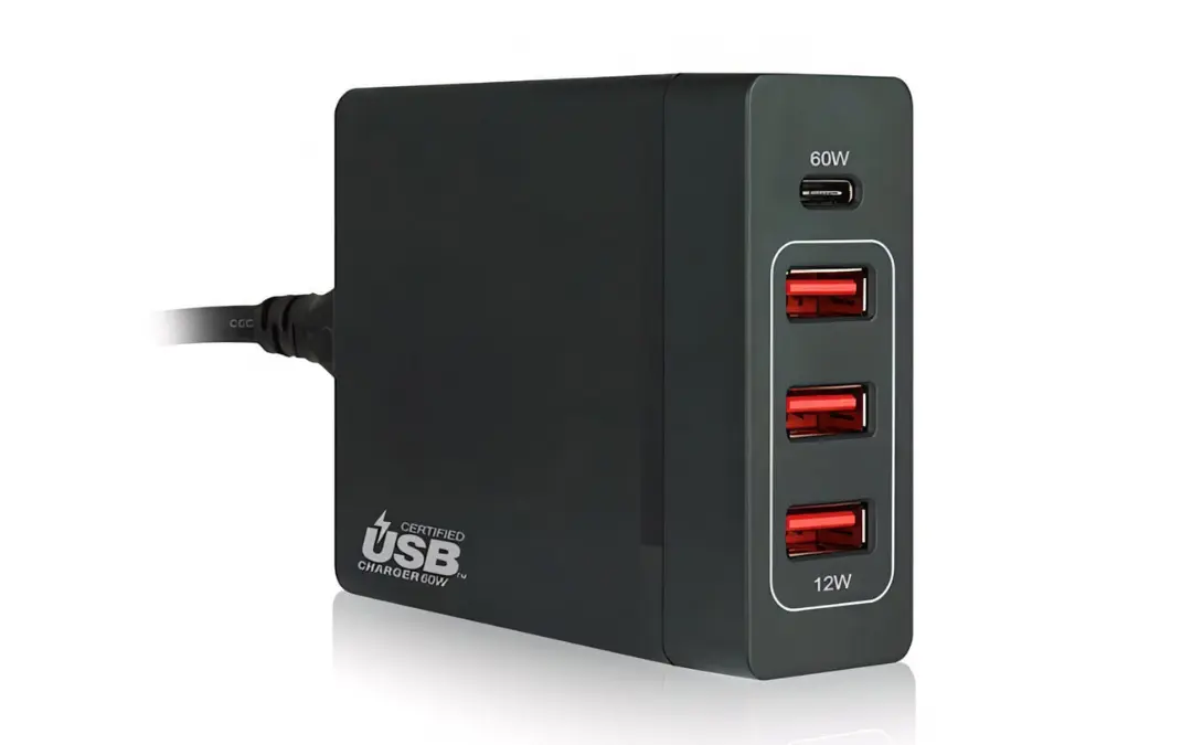 شارژر ۶۰ وات (60W) با پورت USB-C و سه پورت USB-A قرمز رنگ