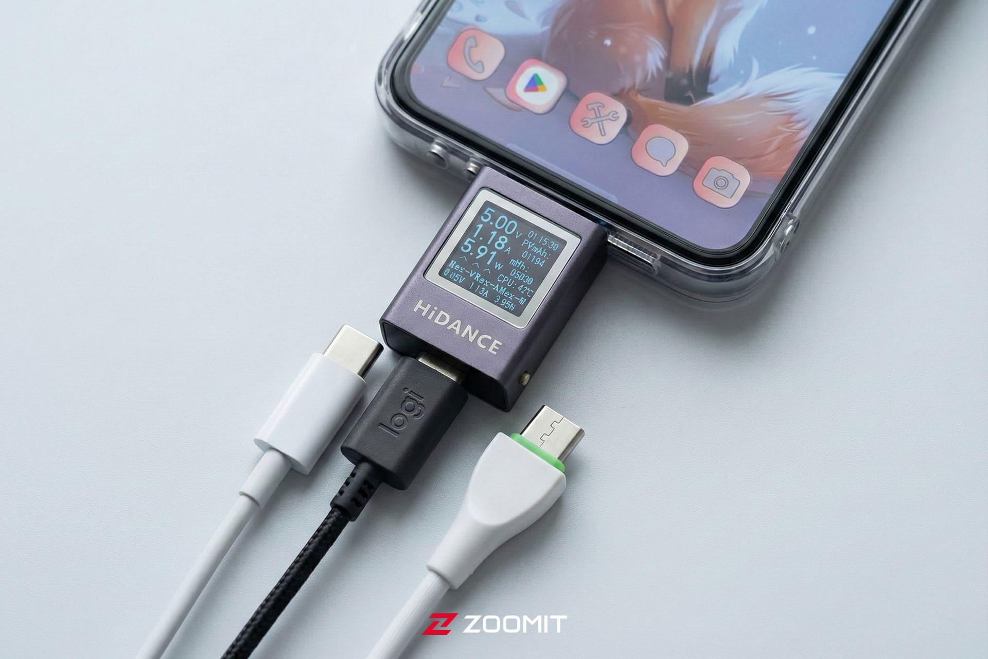 یک تستر کابل و شارژر متصل به گوشی با سه کابل تایپ سی