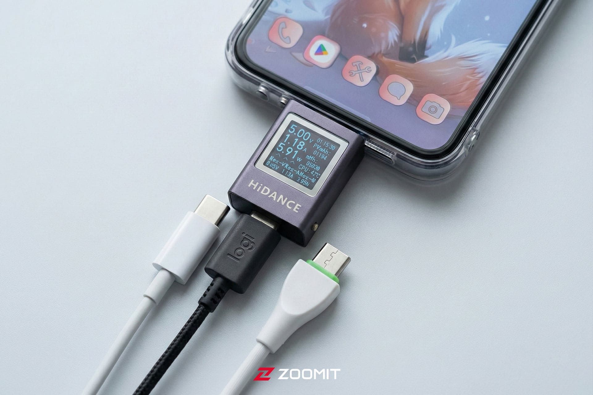 یک تستر کابل و شارژر متصل به گوشی با سه کابل تایپ سی