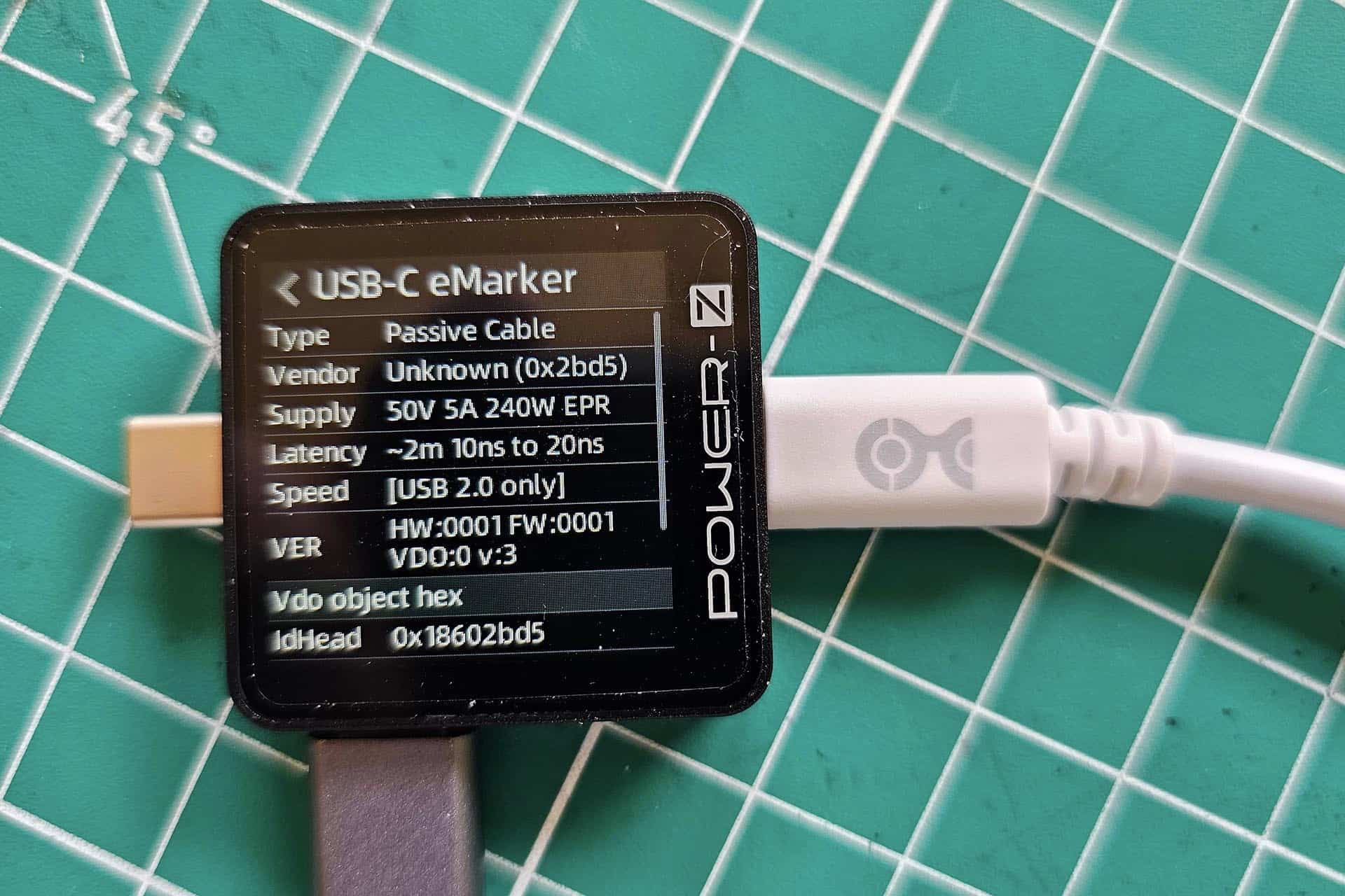 دستگاه تست کابل و شارژر متصل به دو کابل 