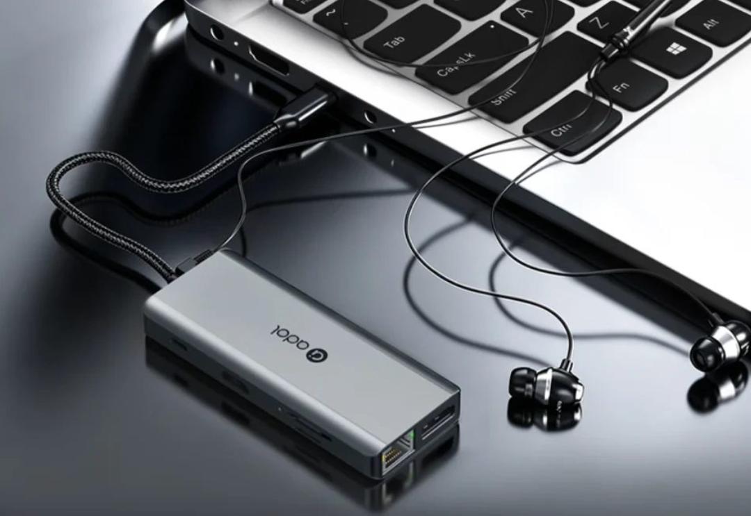 یک دانگل تبدیل USB نوع C به جک ۳.۵ میلی‌متری هدفون در کنار لپ‌تاپ و هندزفری