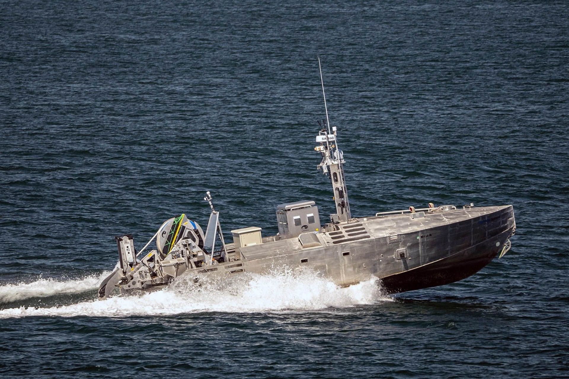 یک شناور سطحی بدون‌سرنشین مشترک (CUSV) نیروی دریایی ایالات متحده از نمای جانبی