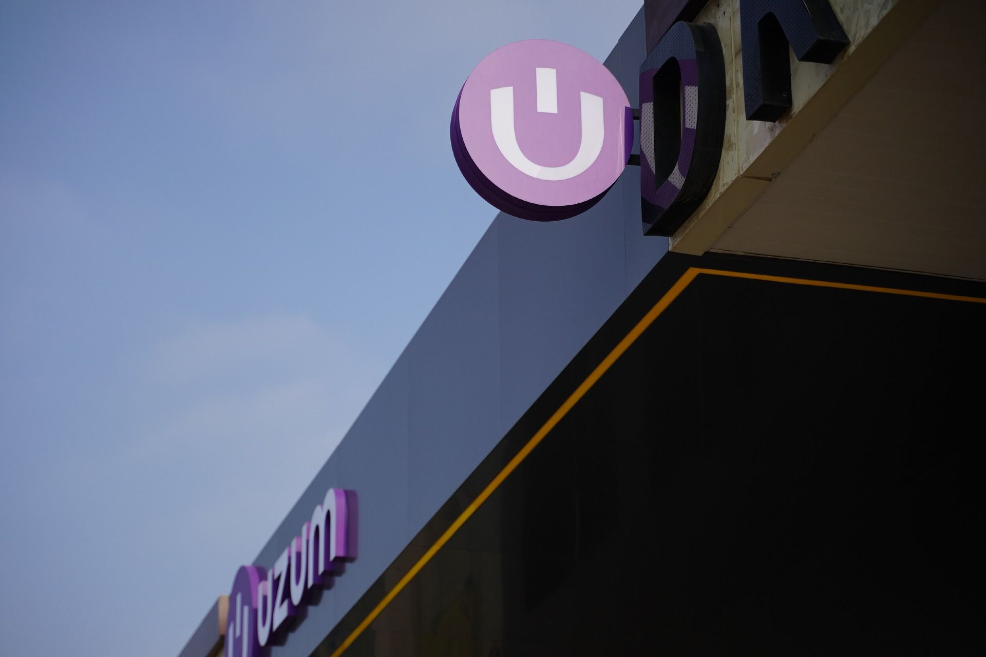 لوگو استارتاپ اوزوم روی سر در 