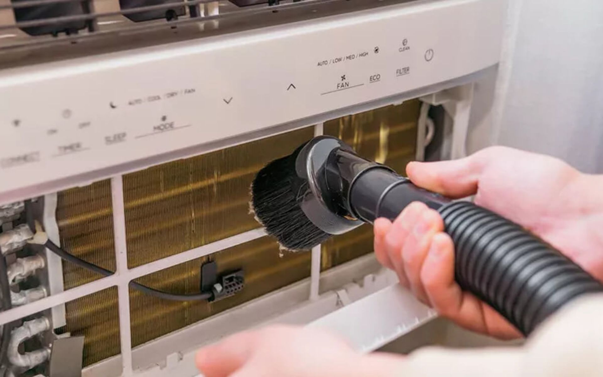 جاروبرقی در داخل کابین کولرگازی پنجره‌ای