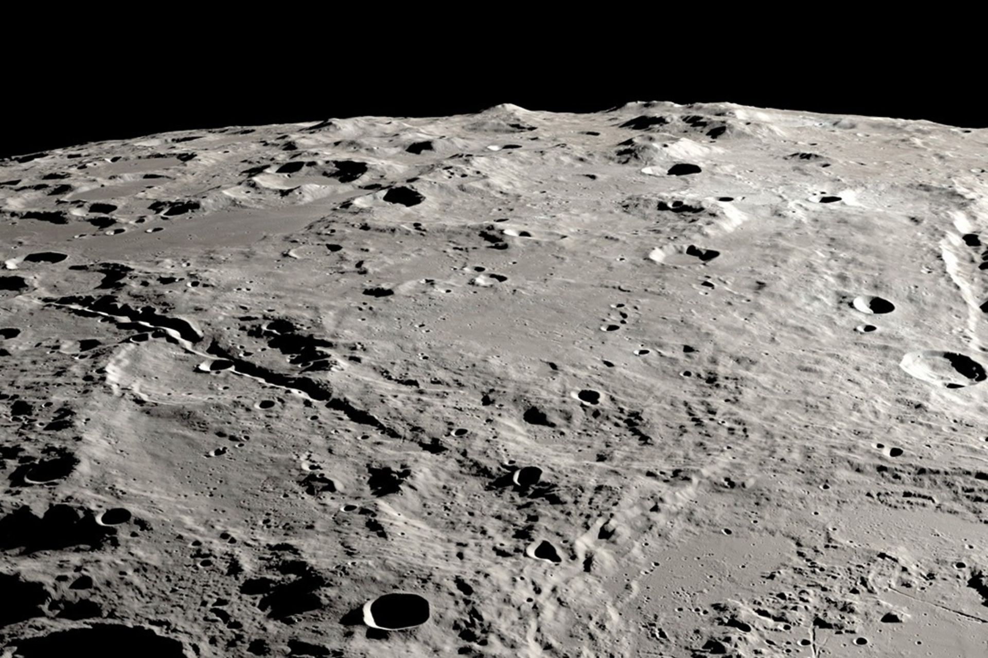 دو دره غول پیکر روی ماه، دره شرودینگر و پلانک