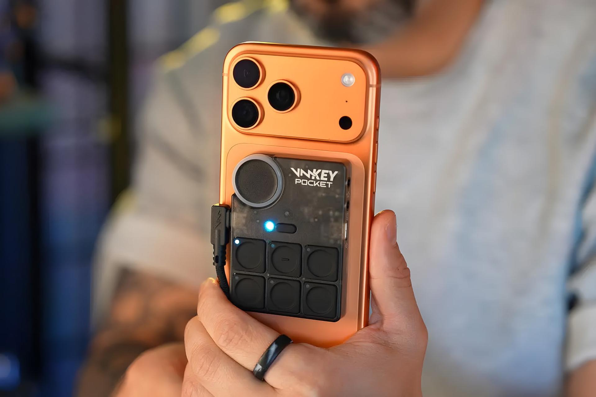 دستگاه Vankey Pocket متصل به پشت گوشی آیفون برای تغییر صدا