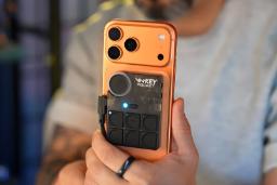دستگاه Vankey Pocket متصل به پشت گوشی آیفون برای تغییر صدا