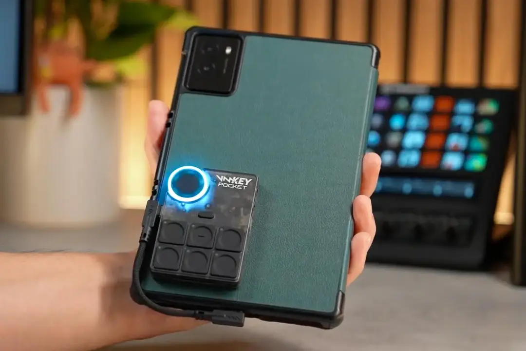 دستگاه کوچک Vankey Pocket متصل به پشت گوشی هوشمند با قاب سبز