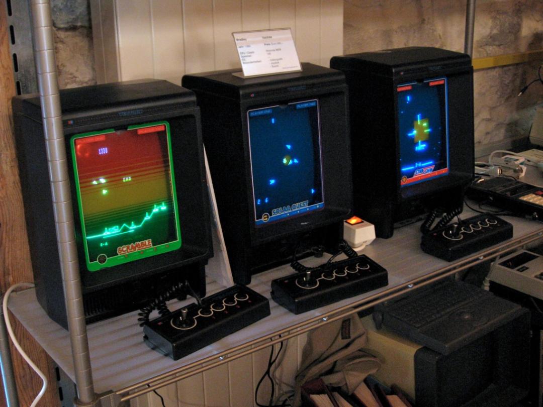 چند کنسول بازی Vectrex کنار هم