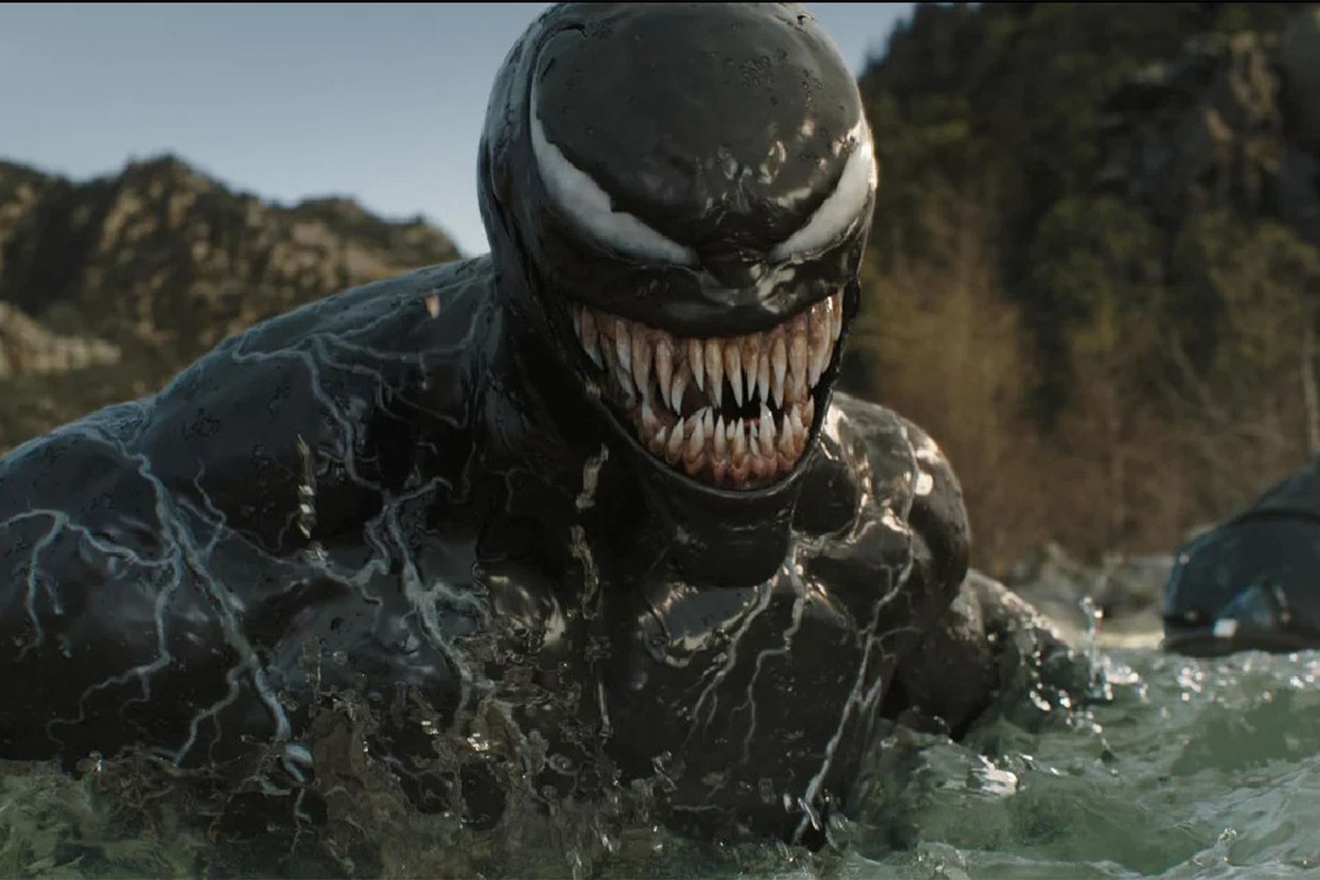 هیولای مشکی با دندان‌های ترسناک