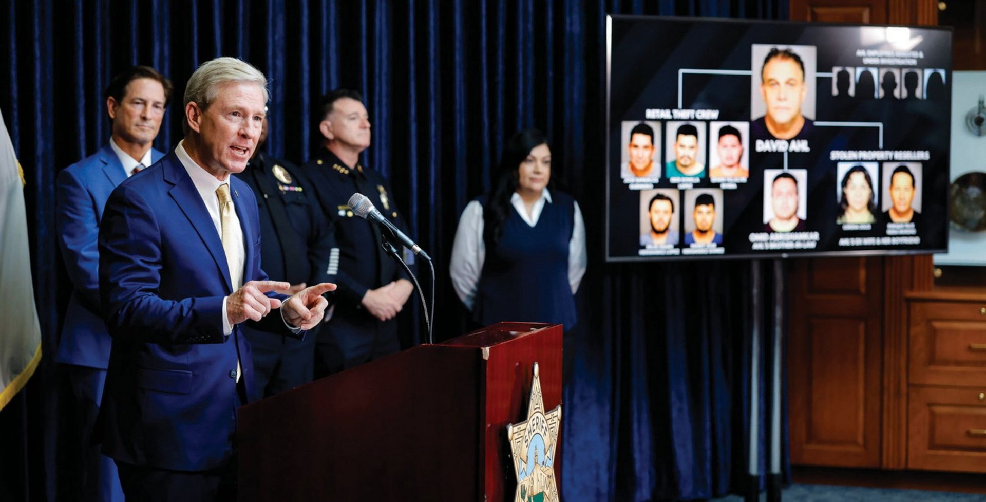 اریک ناسارنکو، دادستان ناحیه شهرستان ونتورا، در یک کنفرانس خبری پرونده کیل سوییچ