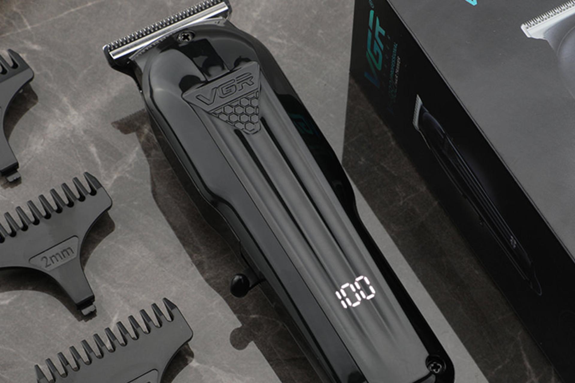 ماشین اصلاح و ریش تراش وی جی آر VGR V-982 روی میز به همراه شانه ها