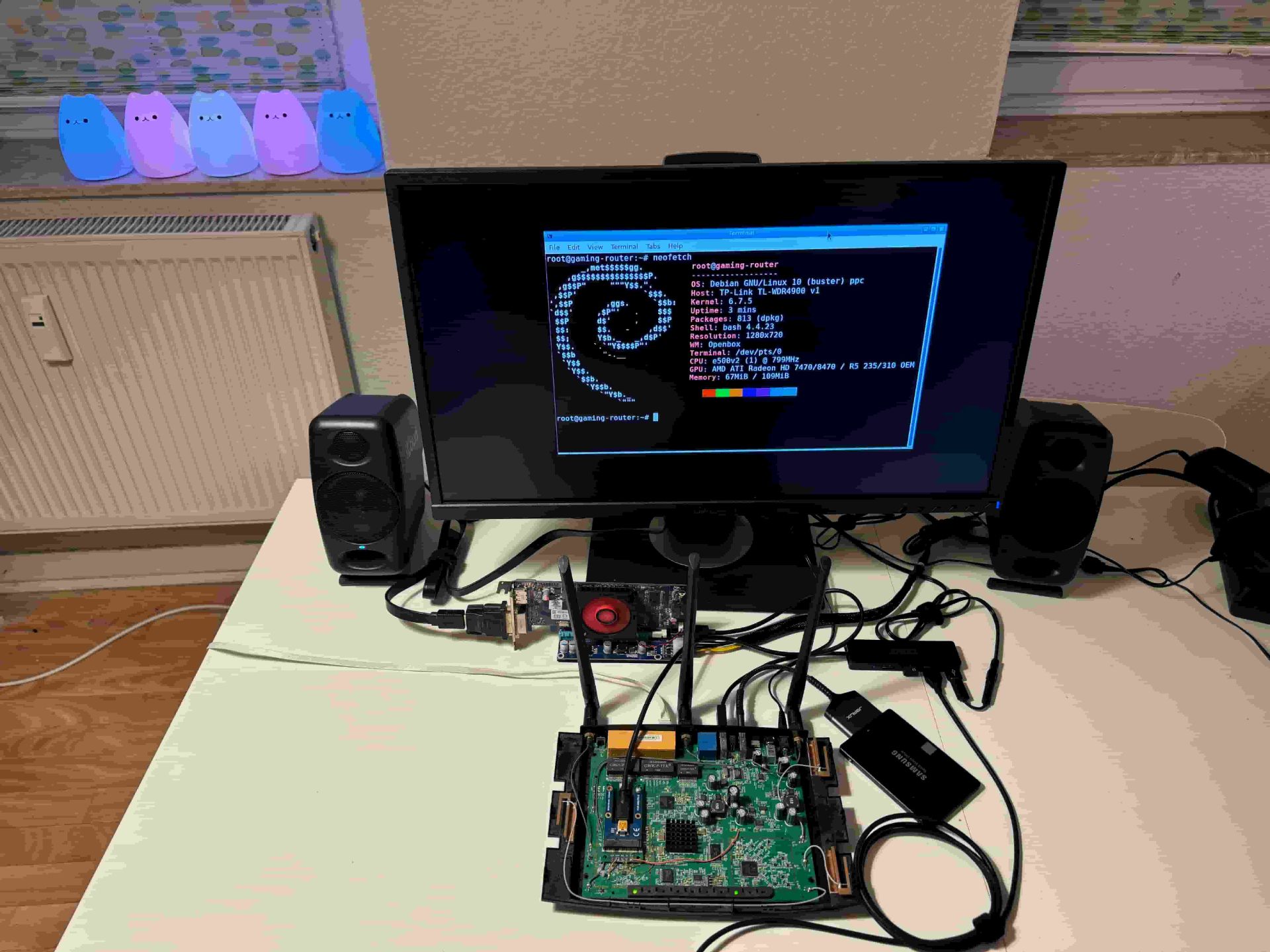اجرای GTA Vice City روی روتر تی‌پی‌لینک - روتر باز شده روی میز به همراه دیگر قطعات متصل شده به آن مثل کارت گرافیک و SSD و مانیتور