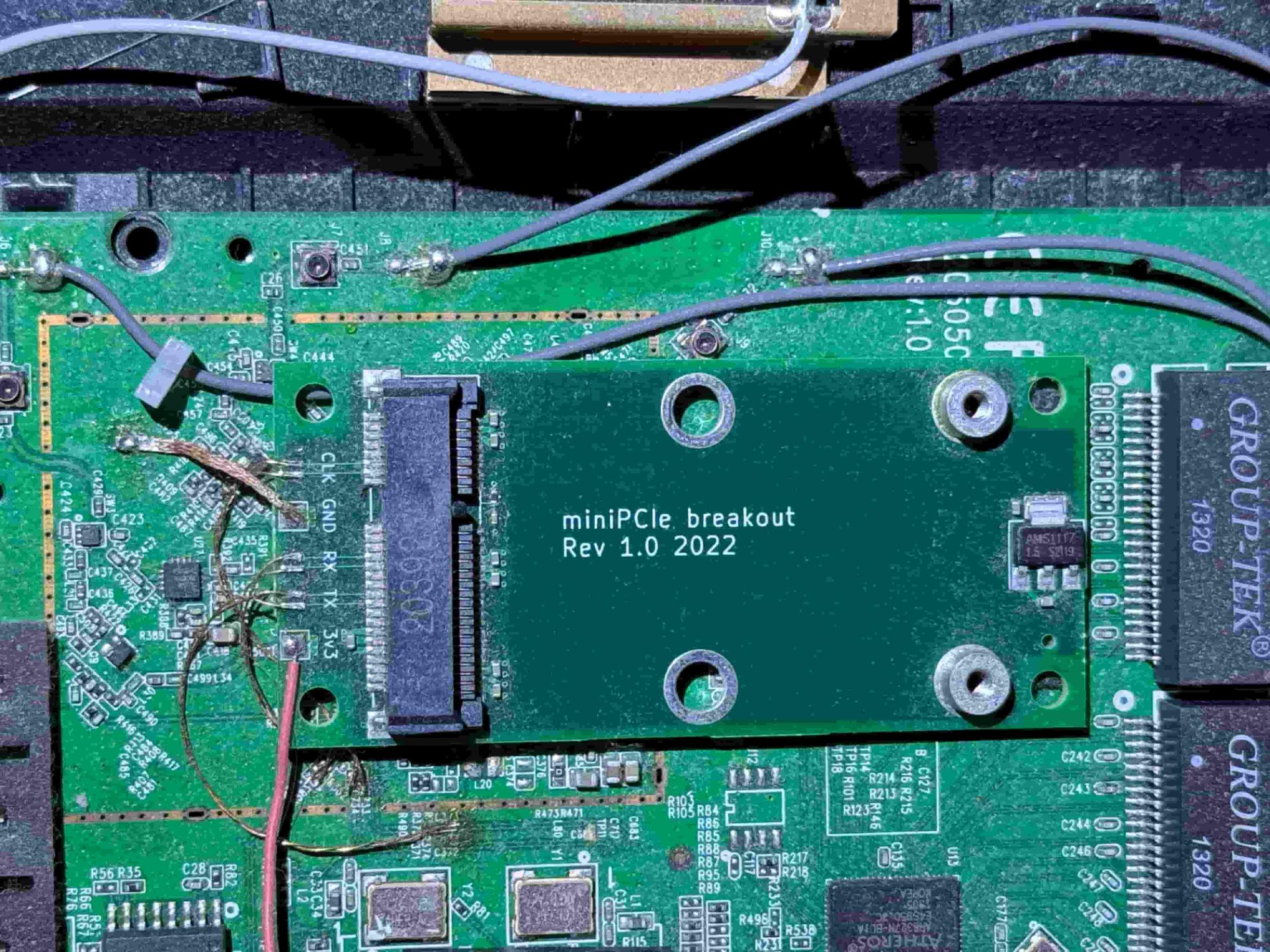 درگاه PCIe مودم تی‌پی‌لینک و برد سفارشی miniPCIe ساخته شده توسط هکرها برای اتصال کارت گرافیک خارجی