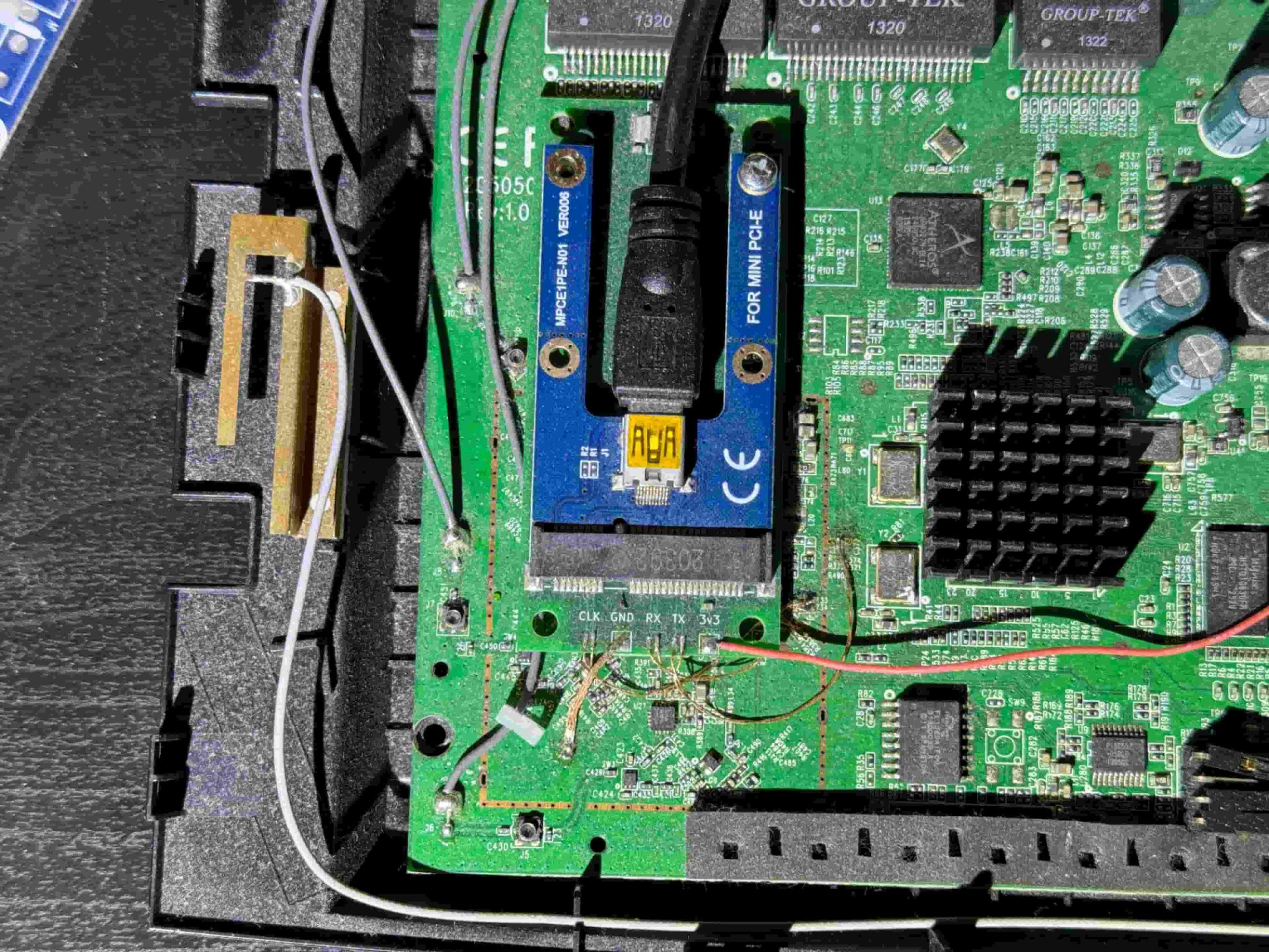 درگاه PCIe مودم تی‌پی‌لینک و برد سفارشی miniPCIe ساخته شده توسط هکرها برای اتصال کارت گرافیک خارجی
