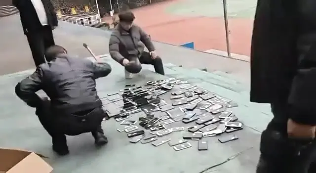 تماشا کنید: کارکنان یک مدرسه در چین گوشی‌ دانش‌آموزان را با چکش نابود کردند
