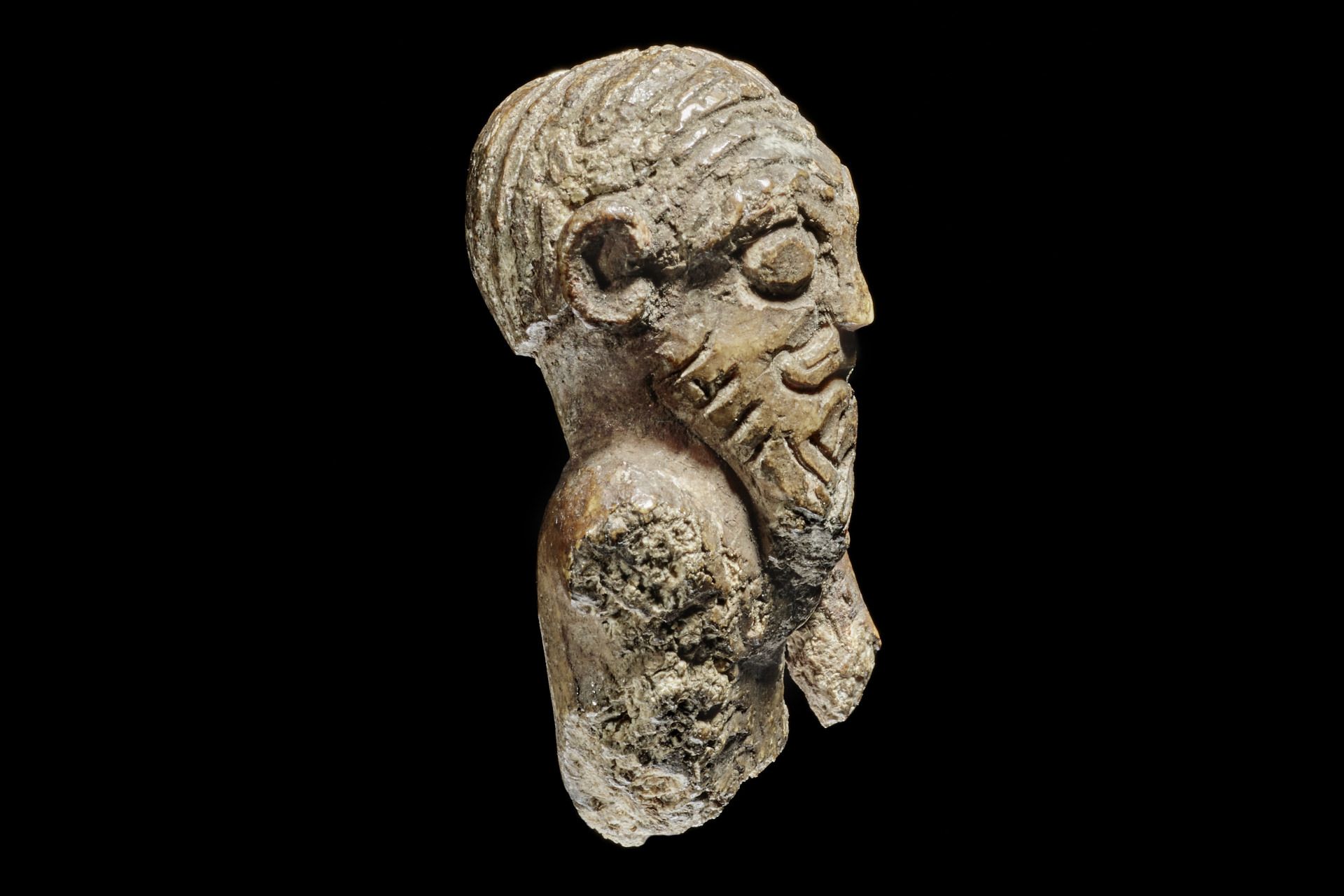 نمای نیم‌رخ مجسمه هزار ساله که احتمالاً مهره شاه شطرنج وایکینگ‌ها بوده است.