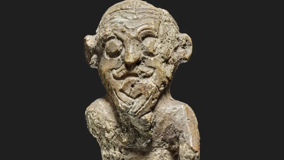 نمای تمام‌رخ مجسمه هزار ساله که احتمالاً مهره شاه شطرنج وایکینگ‌ها بوده است.