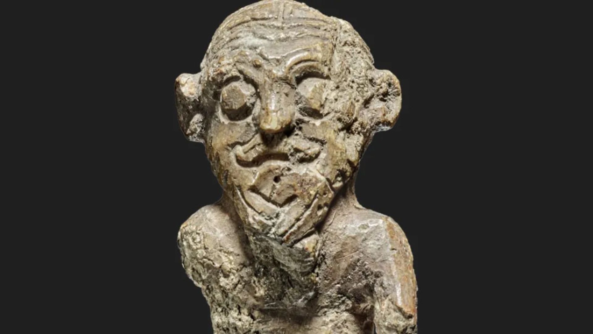 نمای تمام‌رخ مجسمه هزار ساله که احتمالاً مهره شاه شطرنج وایکینگ‌ها بوده است.