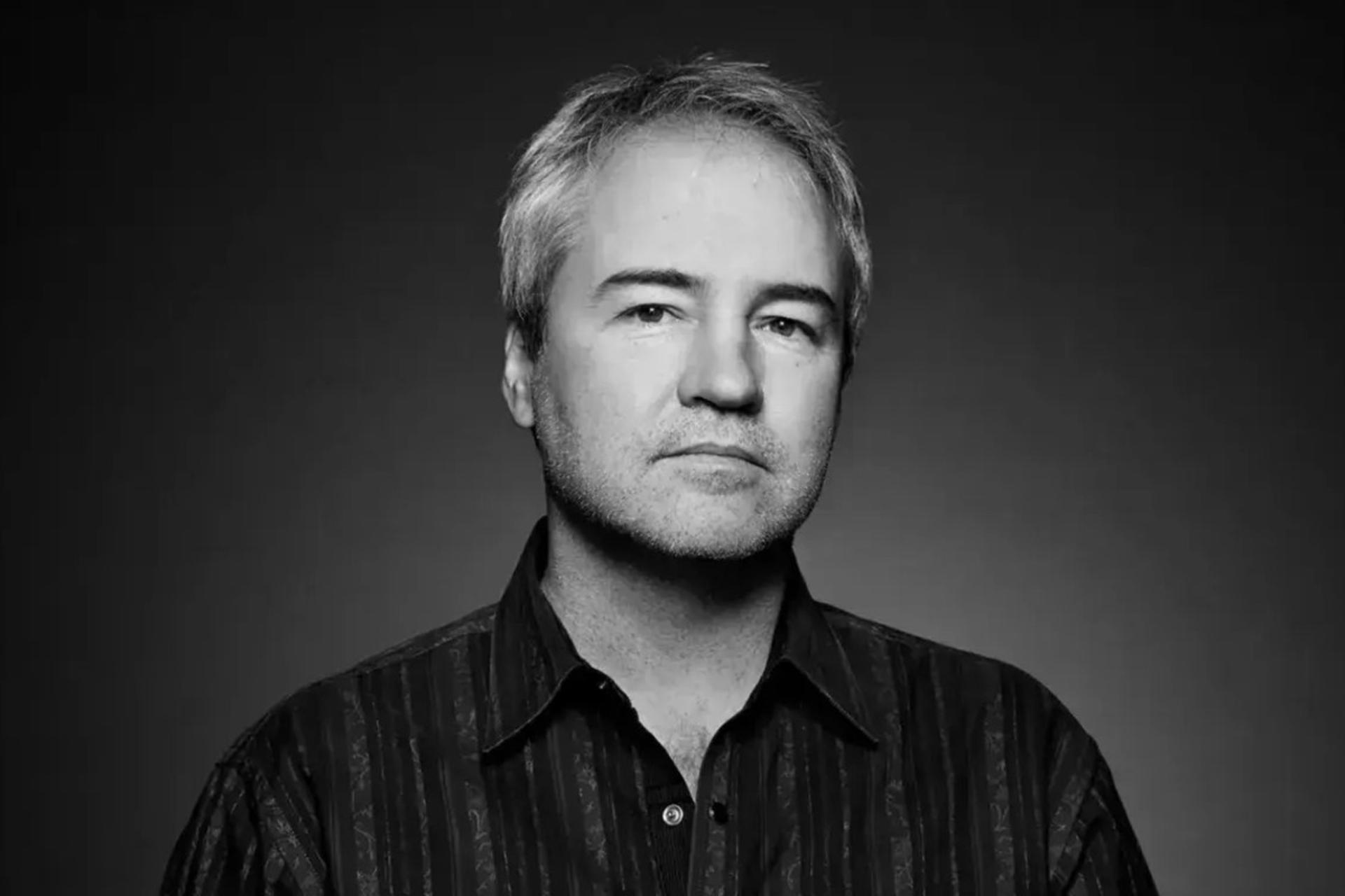 چهره‌ی سیاه و سفید یک مرد میان‌سال