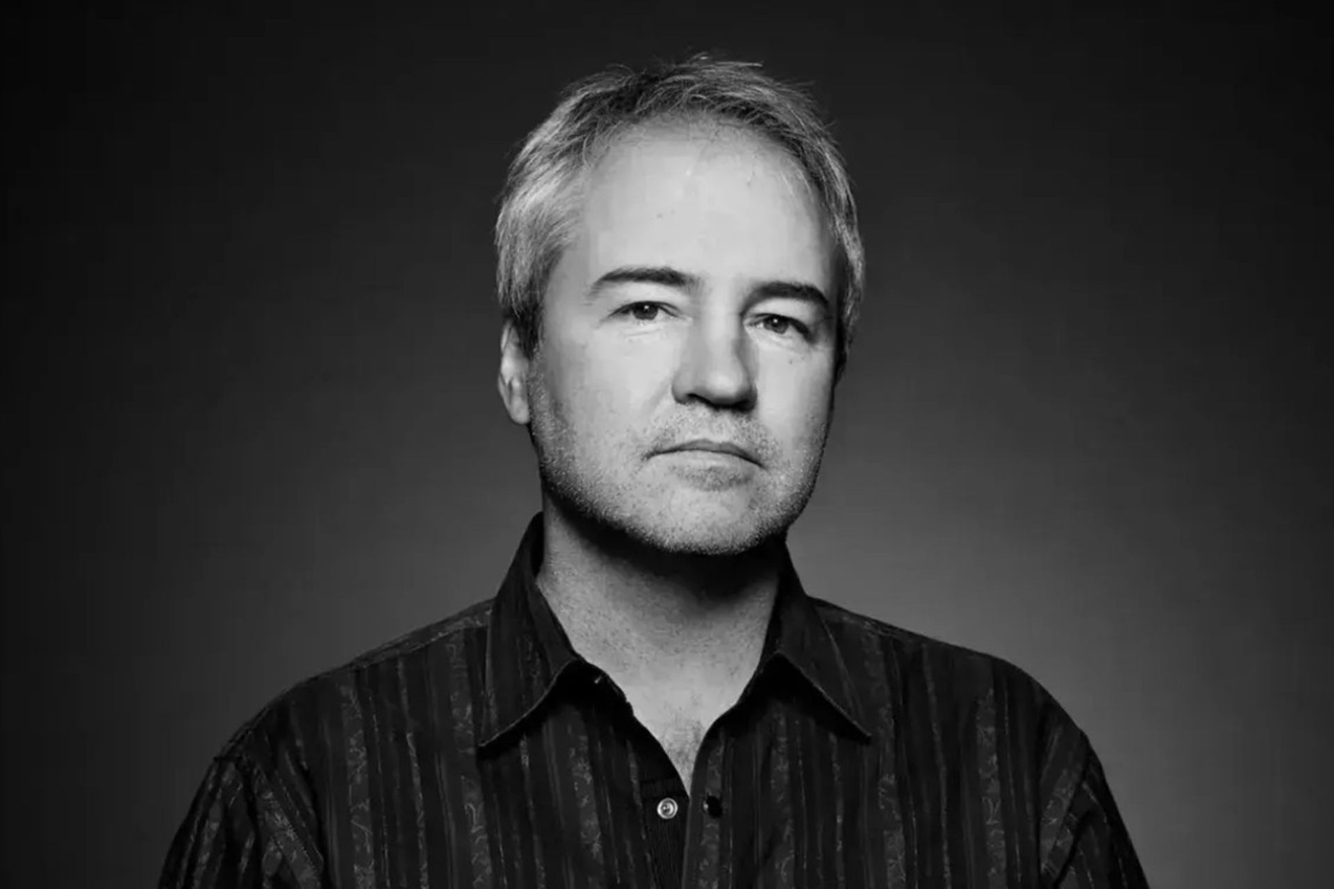 چهره‌ی سیاه و سفید یک مرد میان‌سال