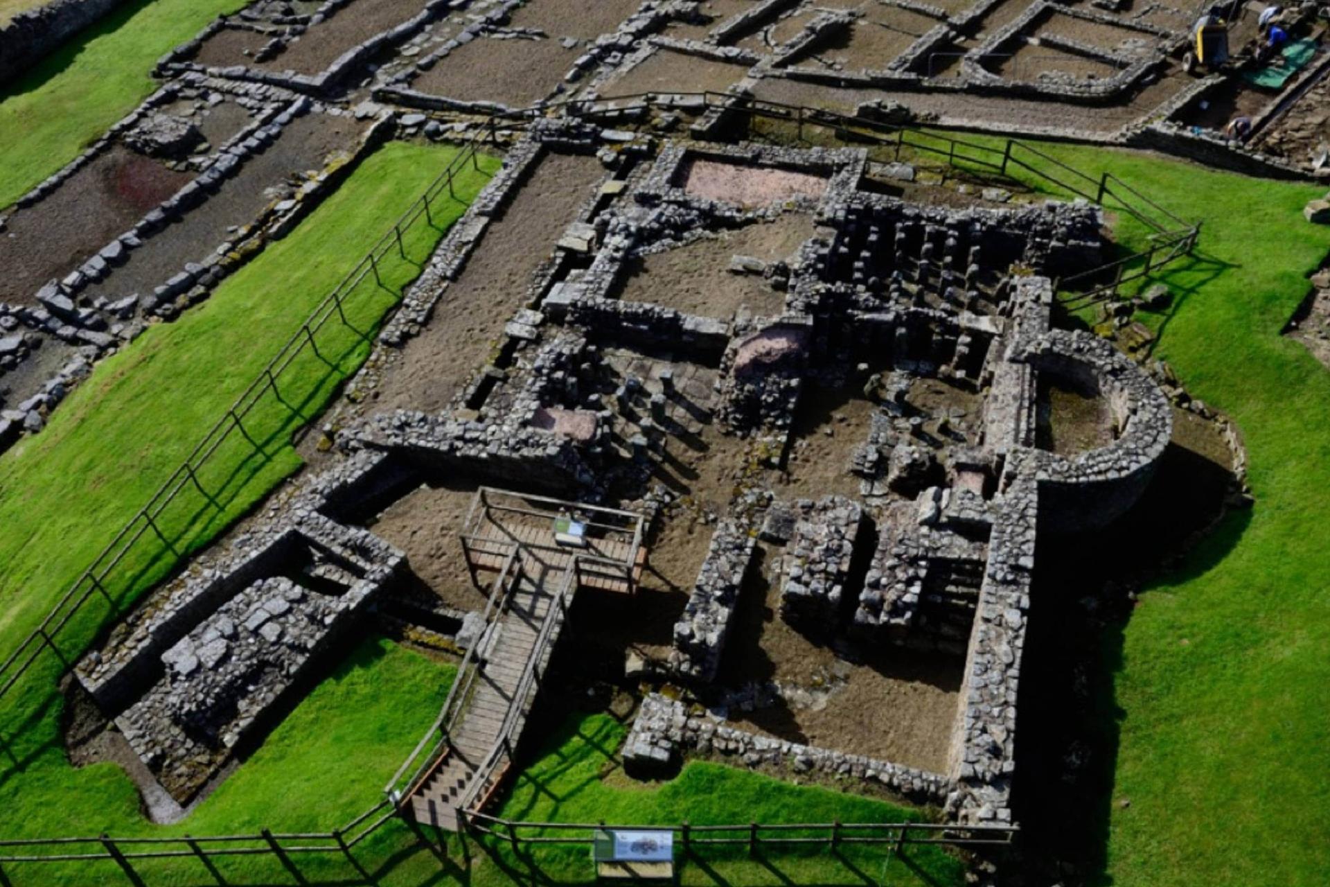 بقایای قلعه نزدیک دیوار هادریان روم باستان