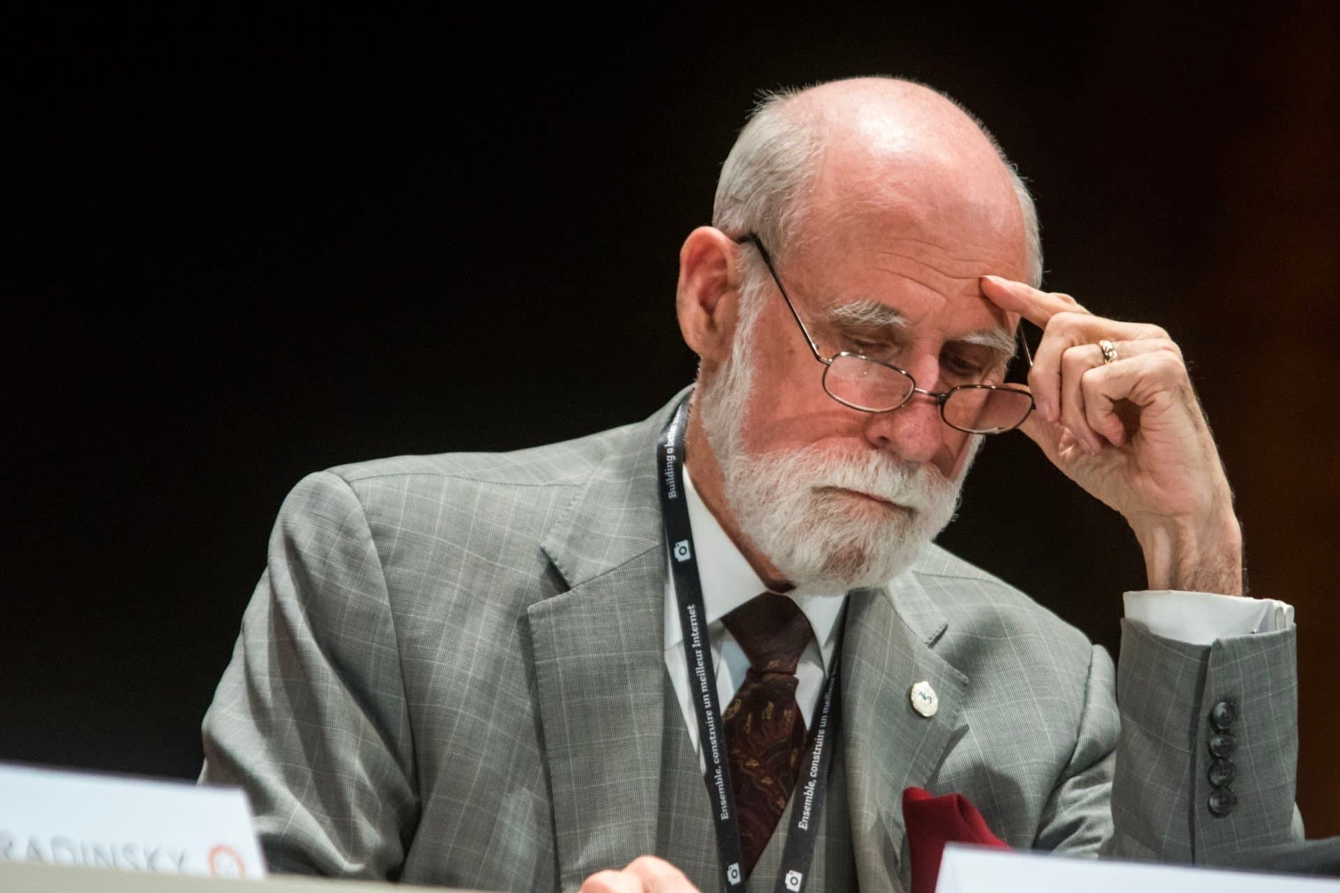 وینتون سرف / Vinton Cerf پدر اینترنت با کت شلوار و عینک