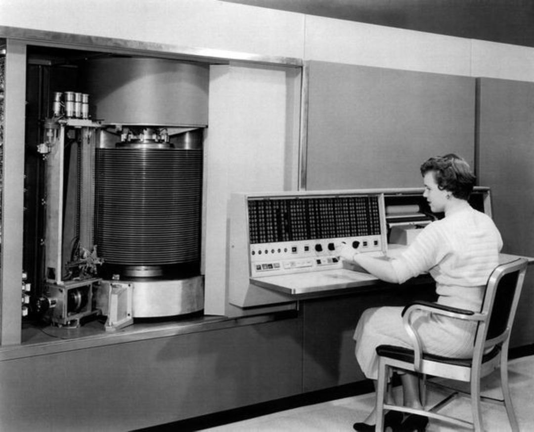 کامپیوتر قدیمی IBM 305 RAMAC در کنار یک اپراتور زن