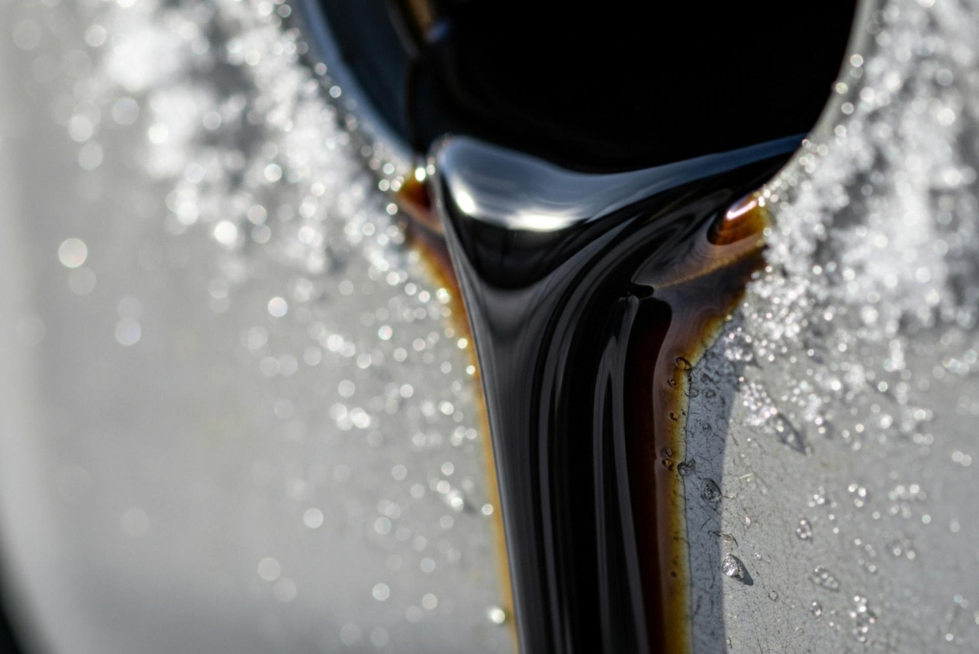 روغن غلیظ شده در سرما کنار بلورهای یخ