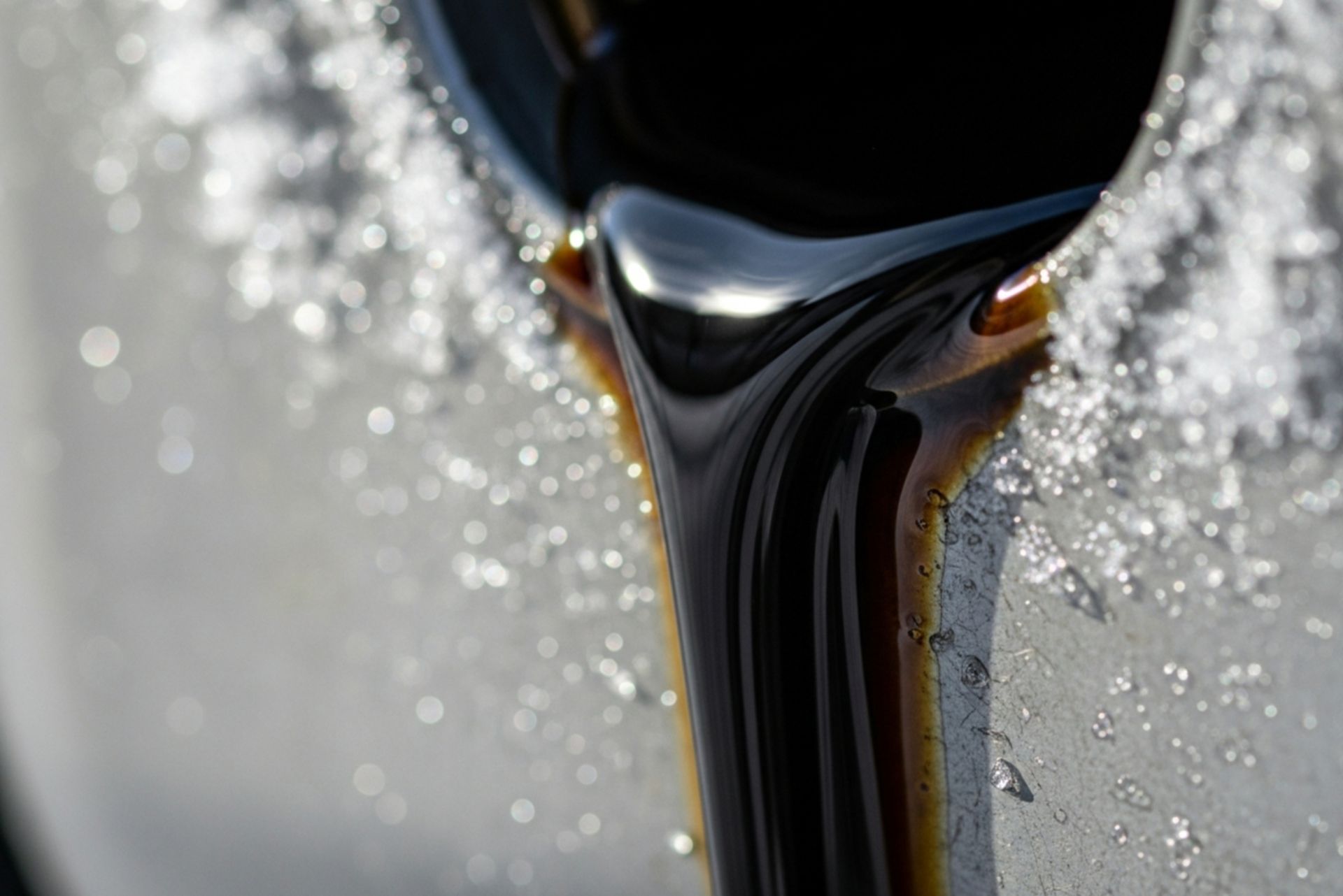 روغن غلیظ شده در سرما کنار بلورهای یخ