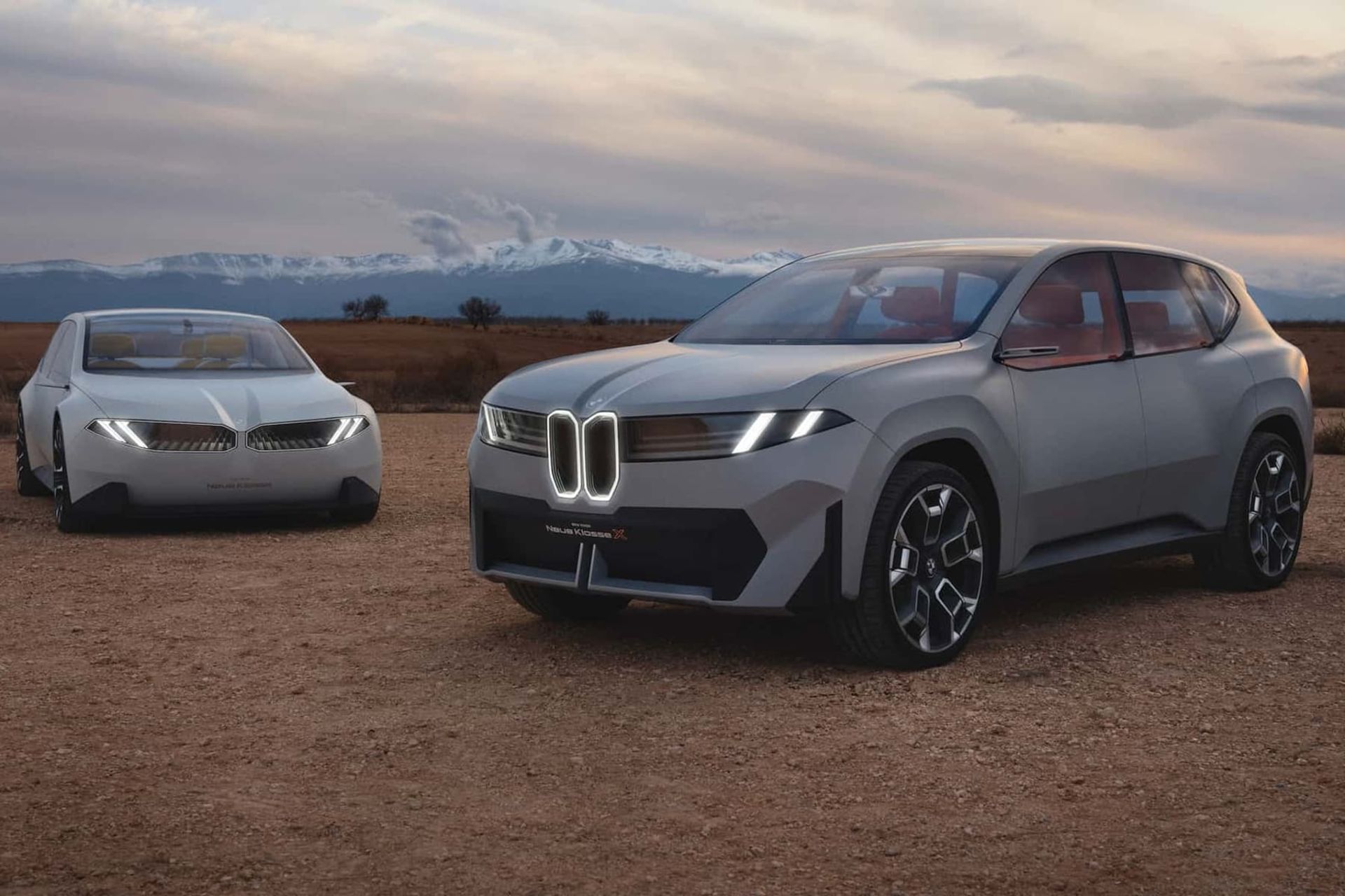 خودرو بی ام و Vision Neue Klasse X از نمای جلو در دو مدل