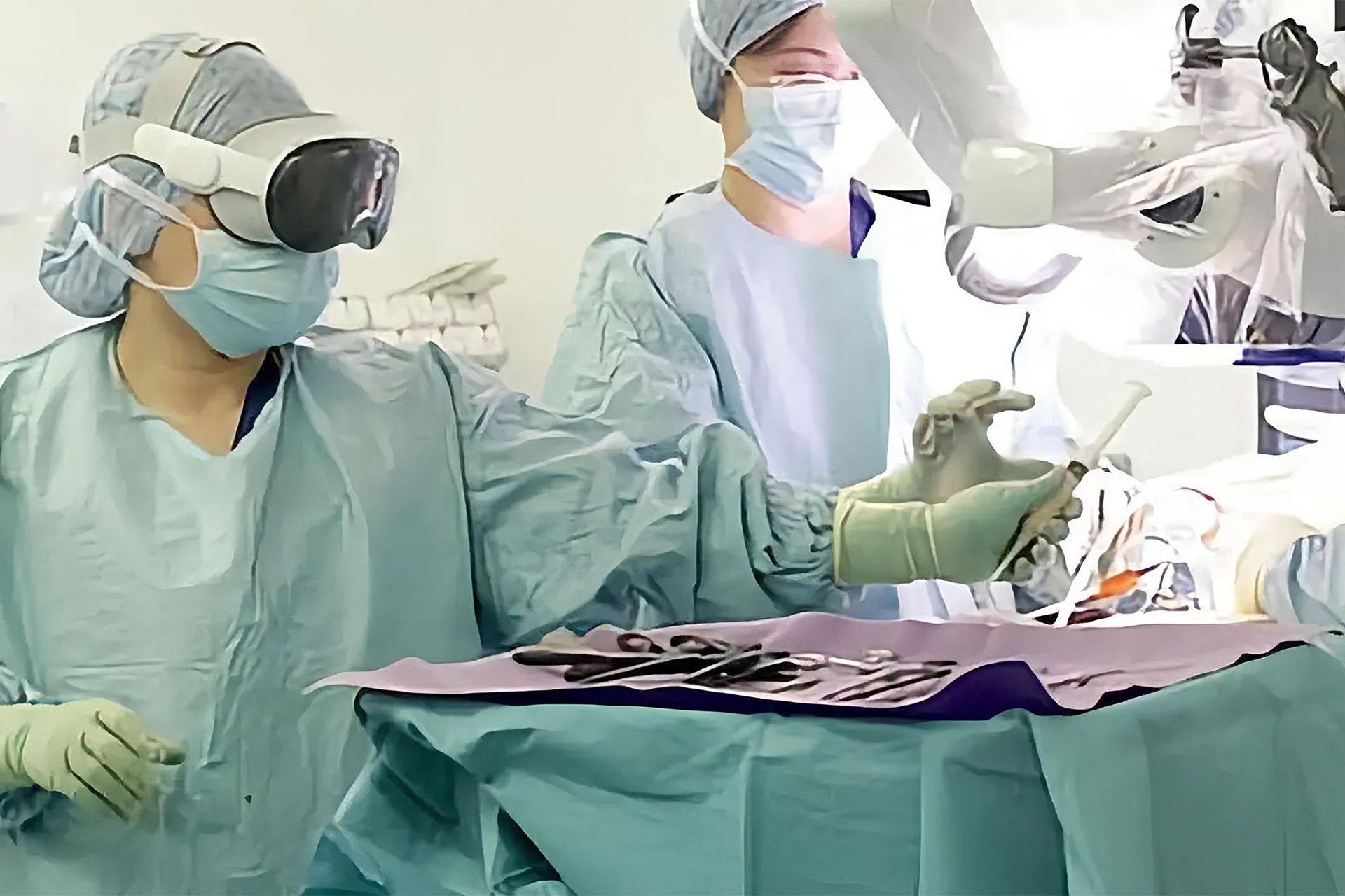 پزشکان در اتاق عمل در حال جراحی و دستیار هدست ویژن پرو اپل روی چشم