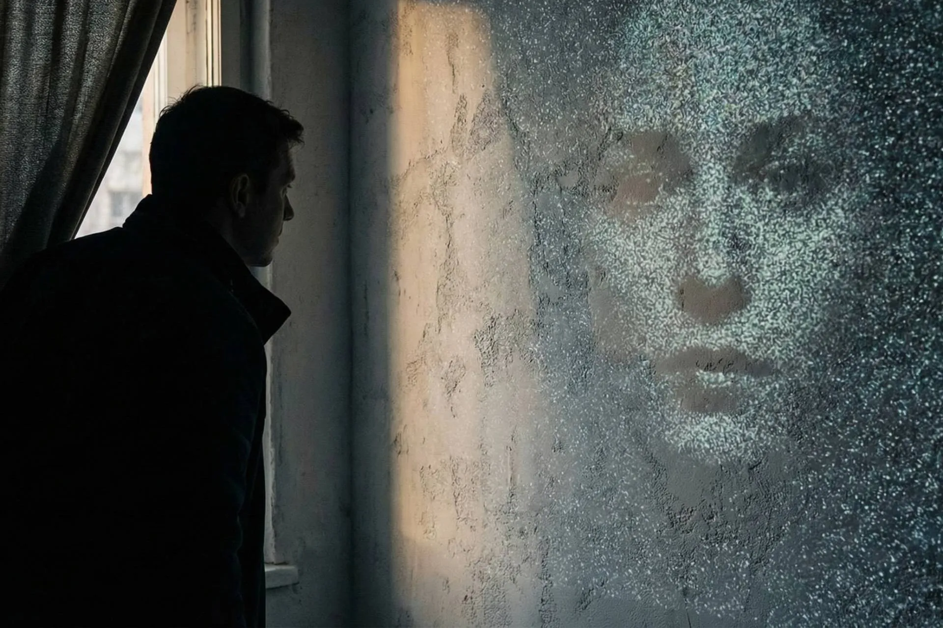 تصویرسازی شخصی که از پشت پرده به دیواری با بافت نامنظم پر از نقاط ریز (نشان دهنده سندرم برف بصری) نگاه می‌کند و در میان بافت دیوار، چهره یک انسان به وضوح در حال شکل‌گیری است.