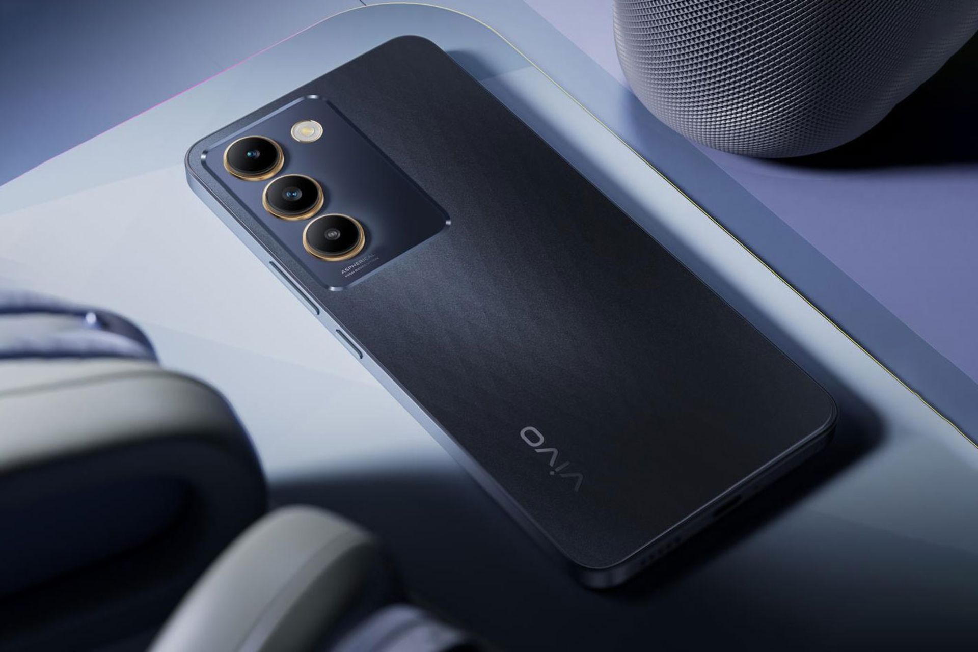 پنل پشتی رنگ مشکی گوشی ویوو T13 5G قرارگرفته روی میز 