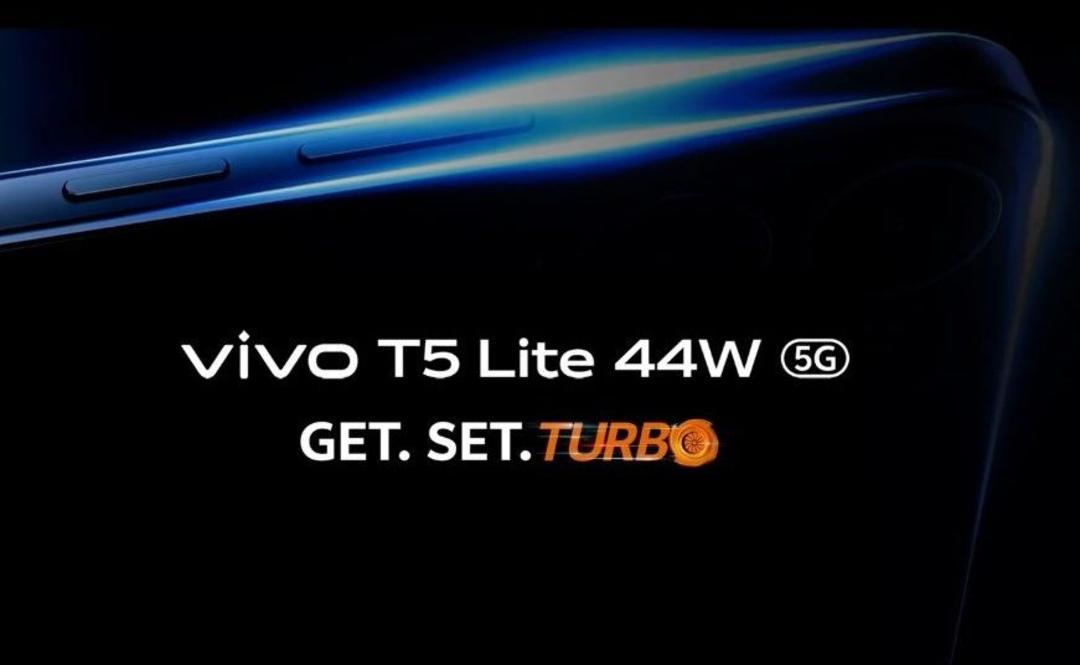 پوستر تبلیغاتی گوشی ویوو T5 Lite با پس‌زمینه مشکی و نورهای آبی