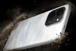 گوشی هوشمند ویوو (Vivo) با بدنه سفید و دوربین دوگانه در میان ذرات خاک