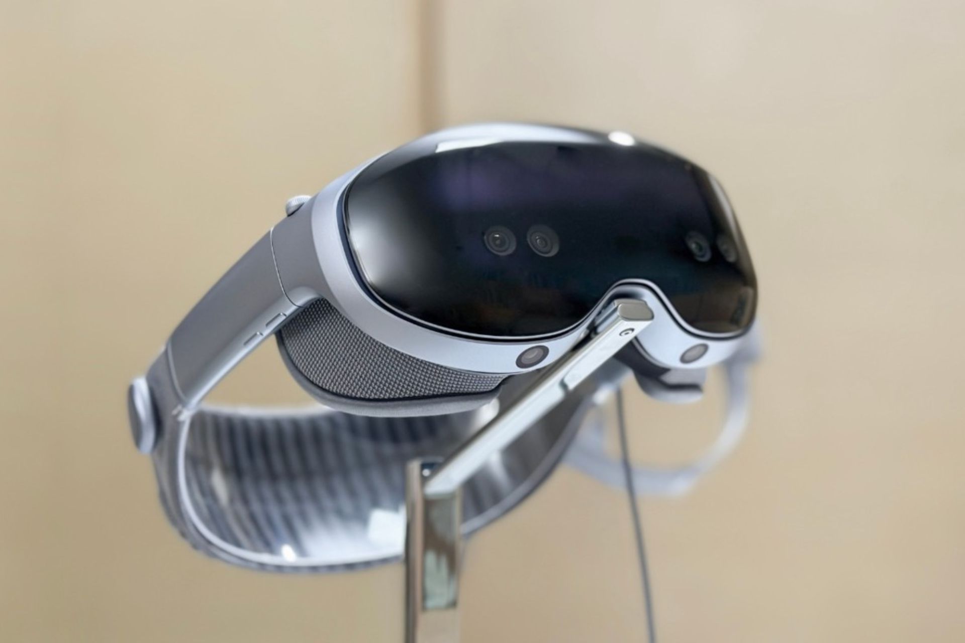 نمای جلو هدست واقعیت ترکیبی ویوو ویژن