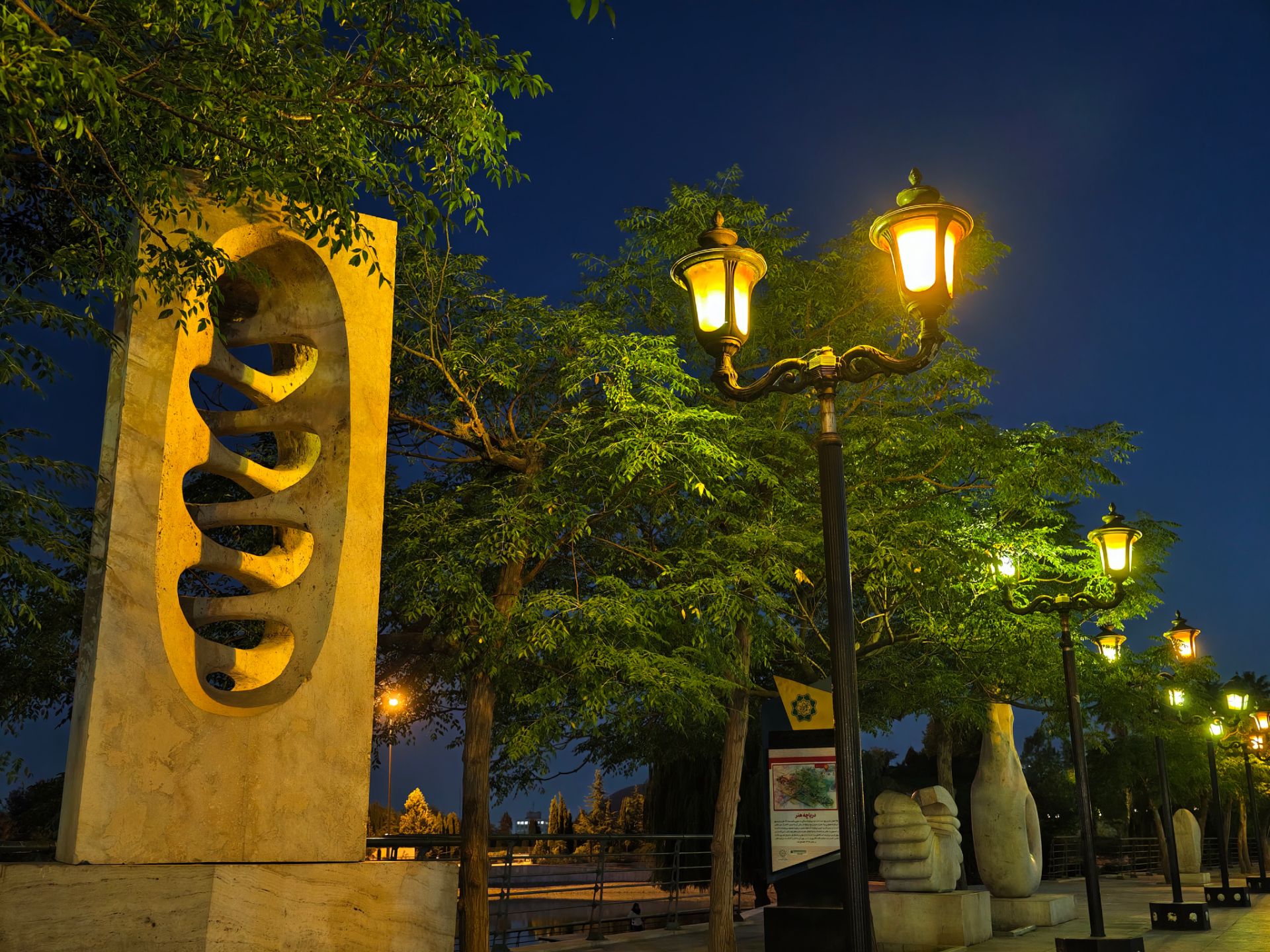 مجسمه در مسیر پیاده روی