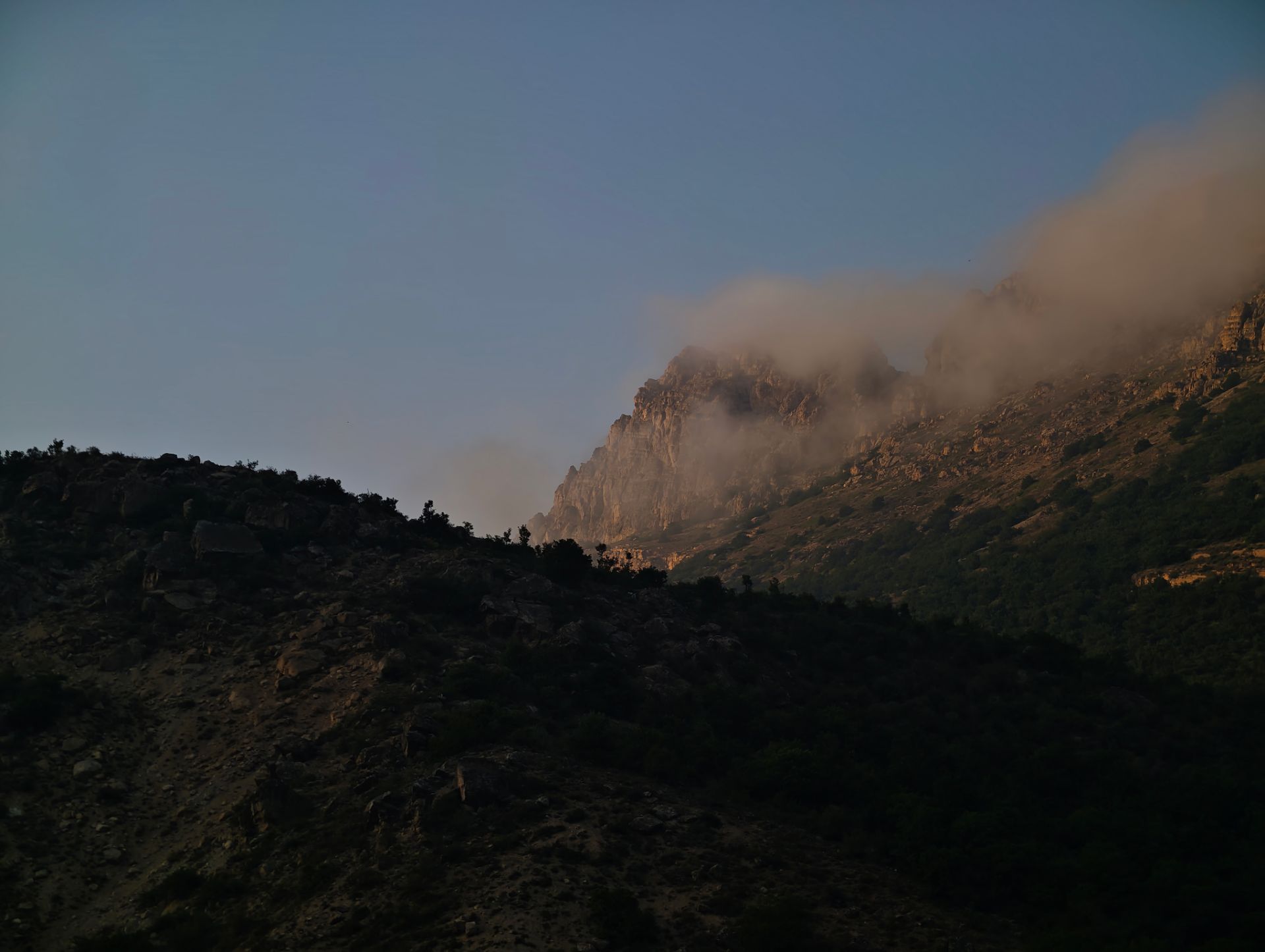 صخره ابر گرفته