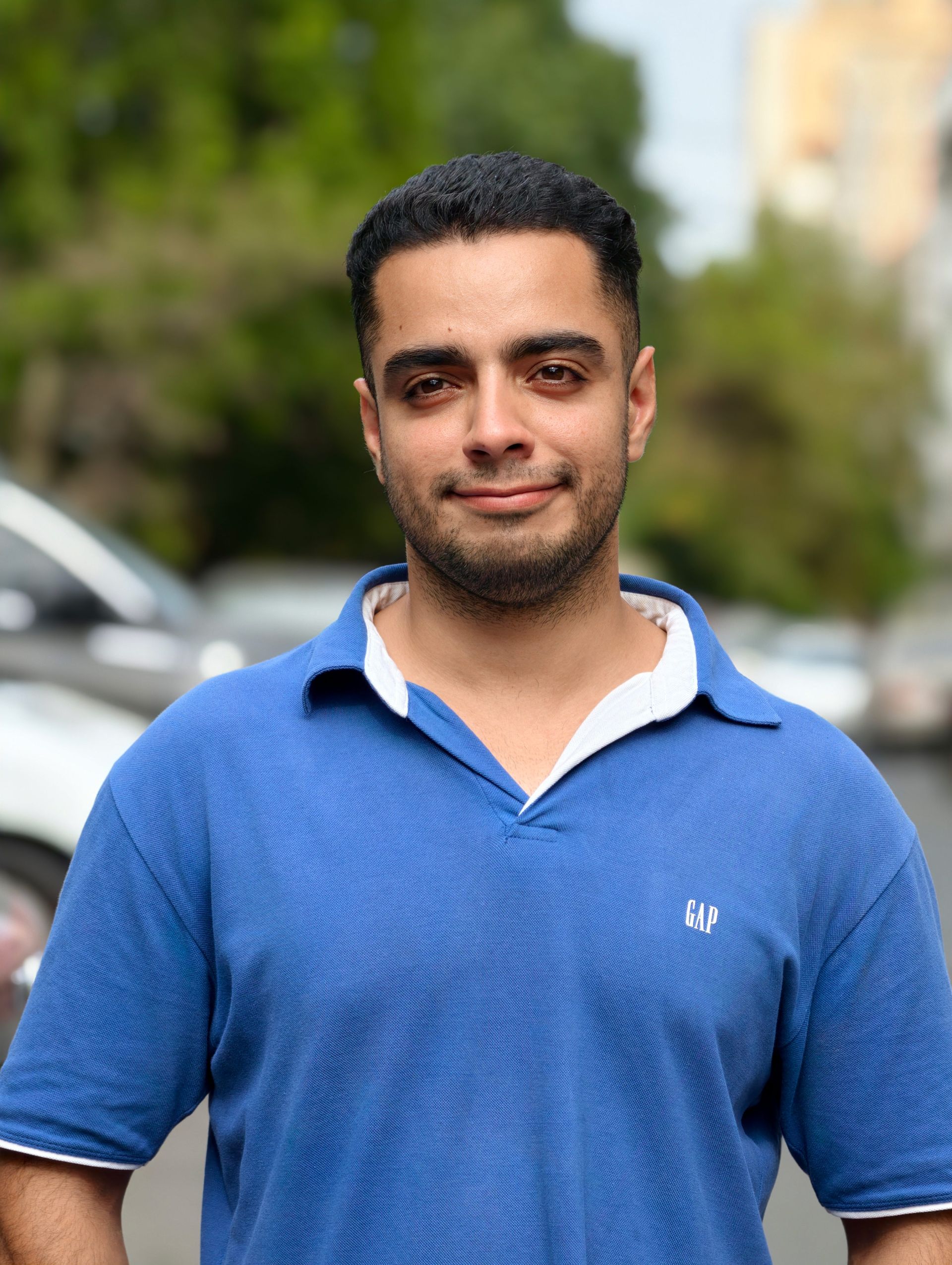 فردی با تیشرت آبی