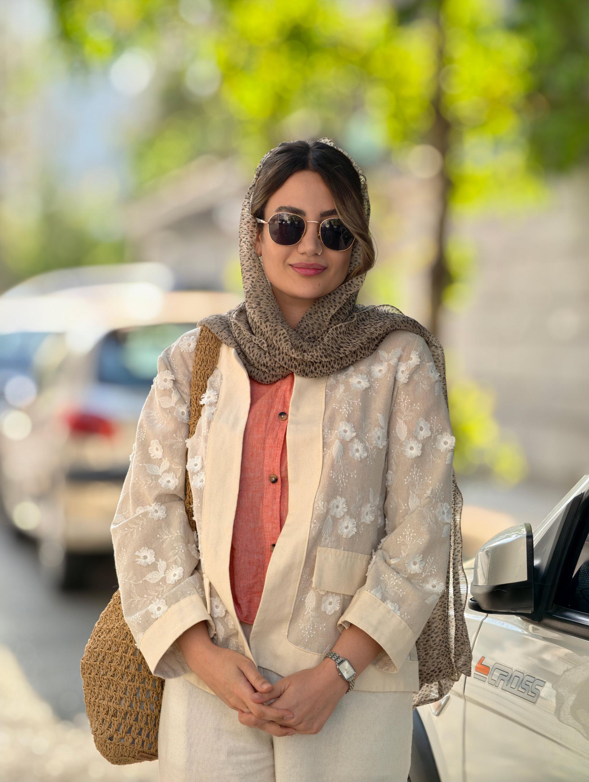 خانمی با مانتوی کرمی