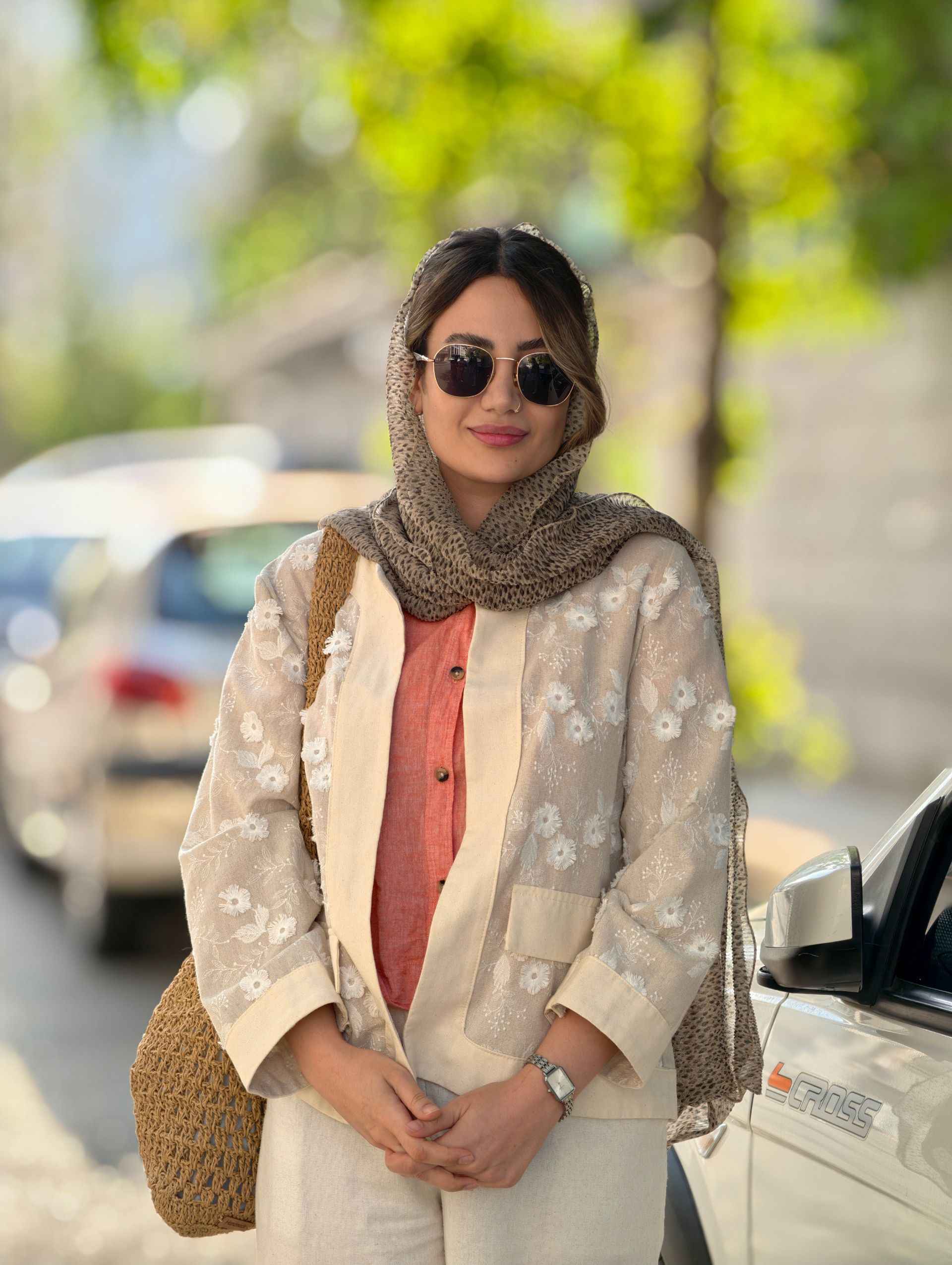 خانمی با مانتوی کرمی