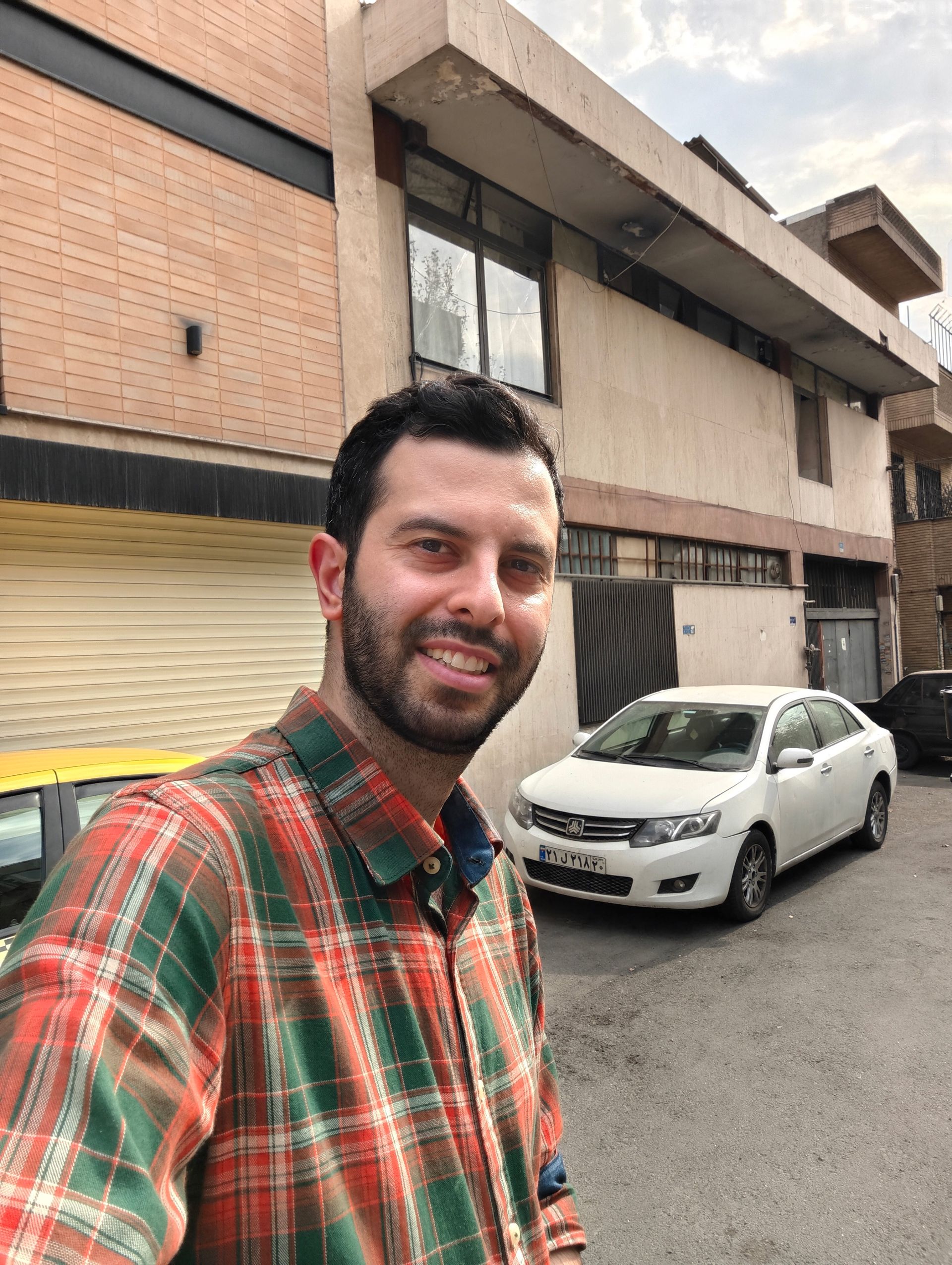 فردی با پیراهن راه راه