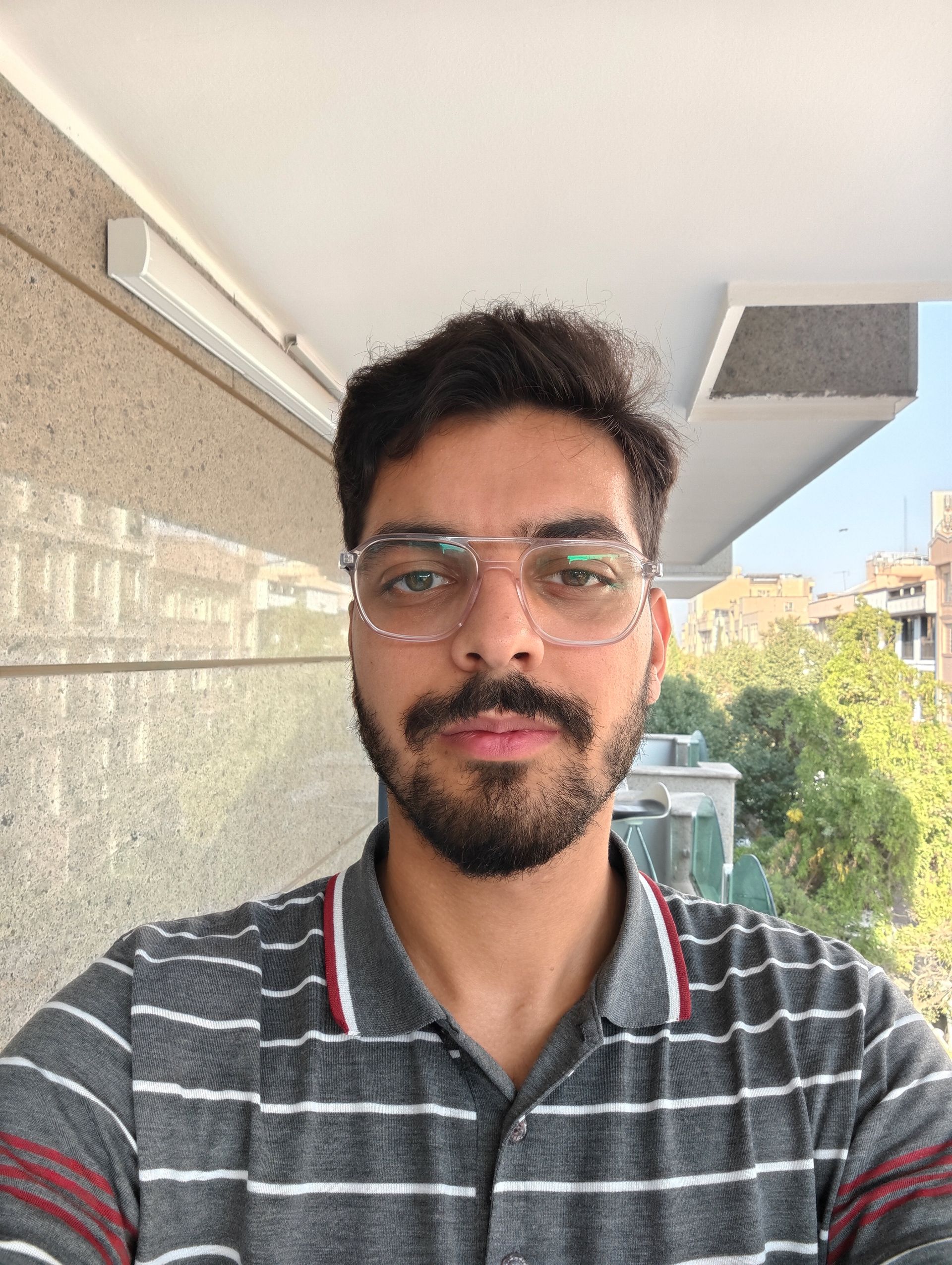 پسری با عینک