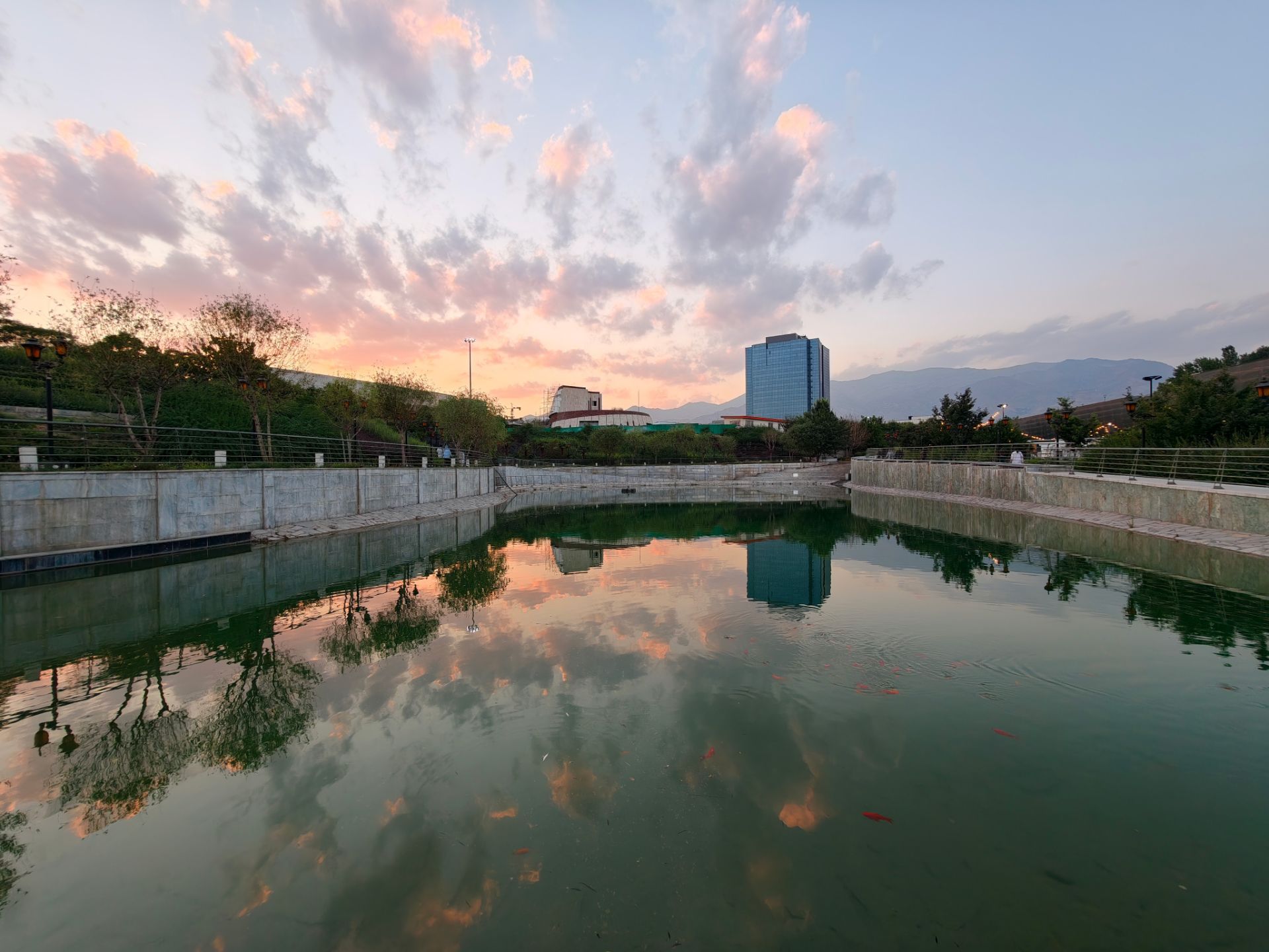 غروب دریاچه