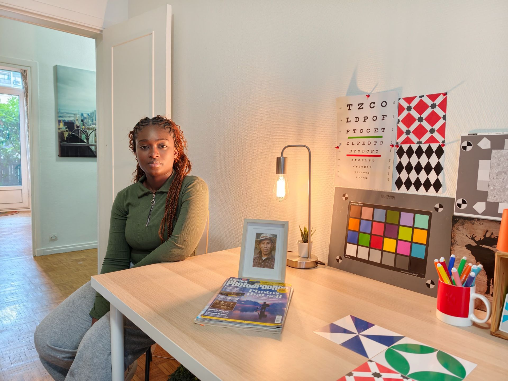 یک زن جوان نشسته کنار میز سفید و نور گرم ملایم