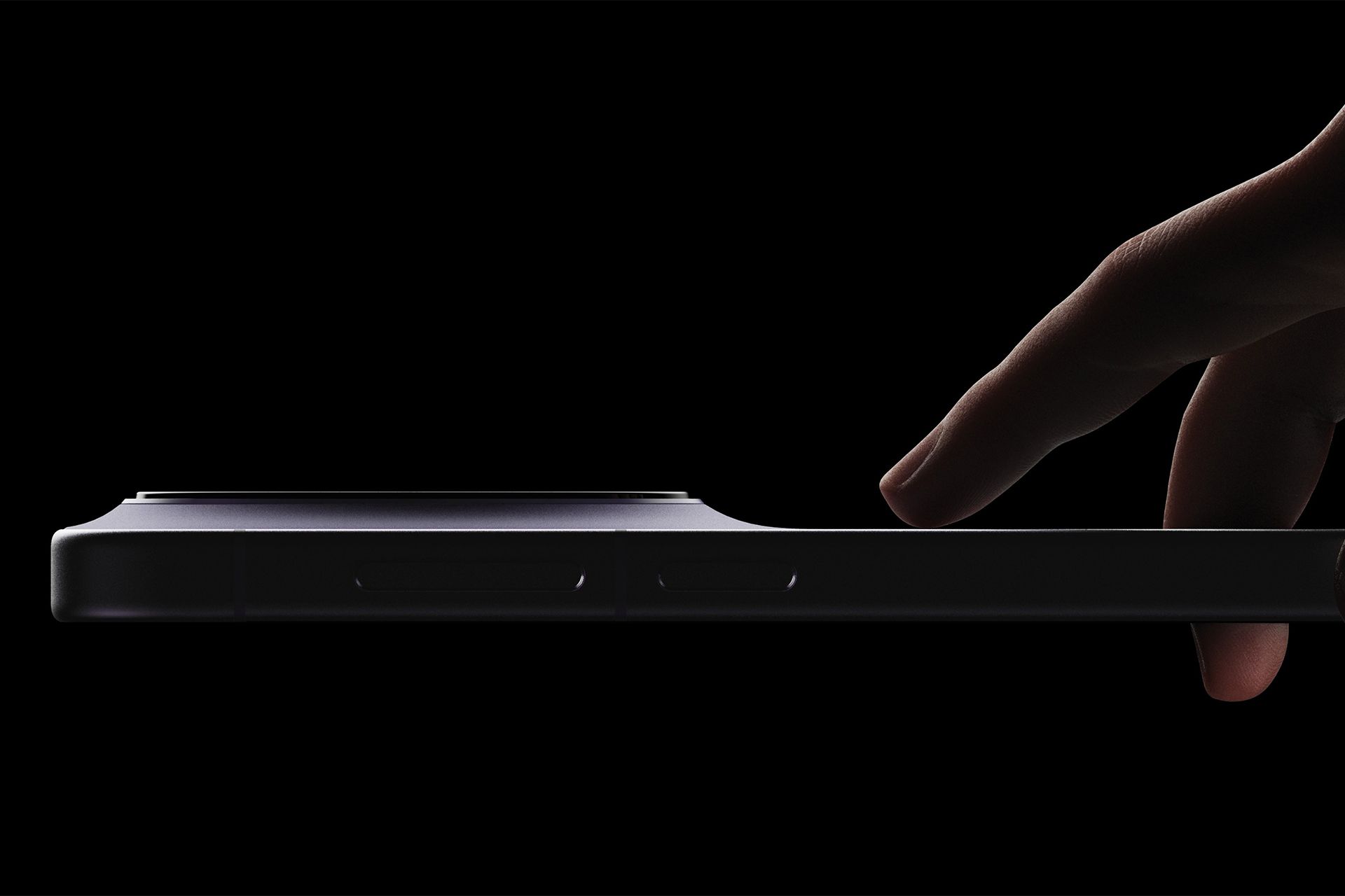 فریم جانبی گوشی ویوو X300 در دست و محیط تاریک