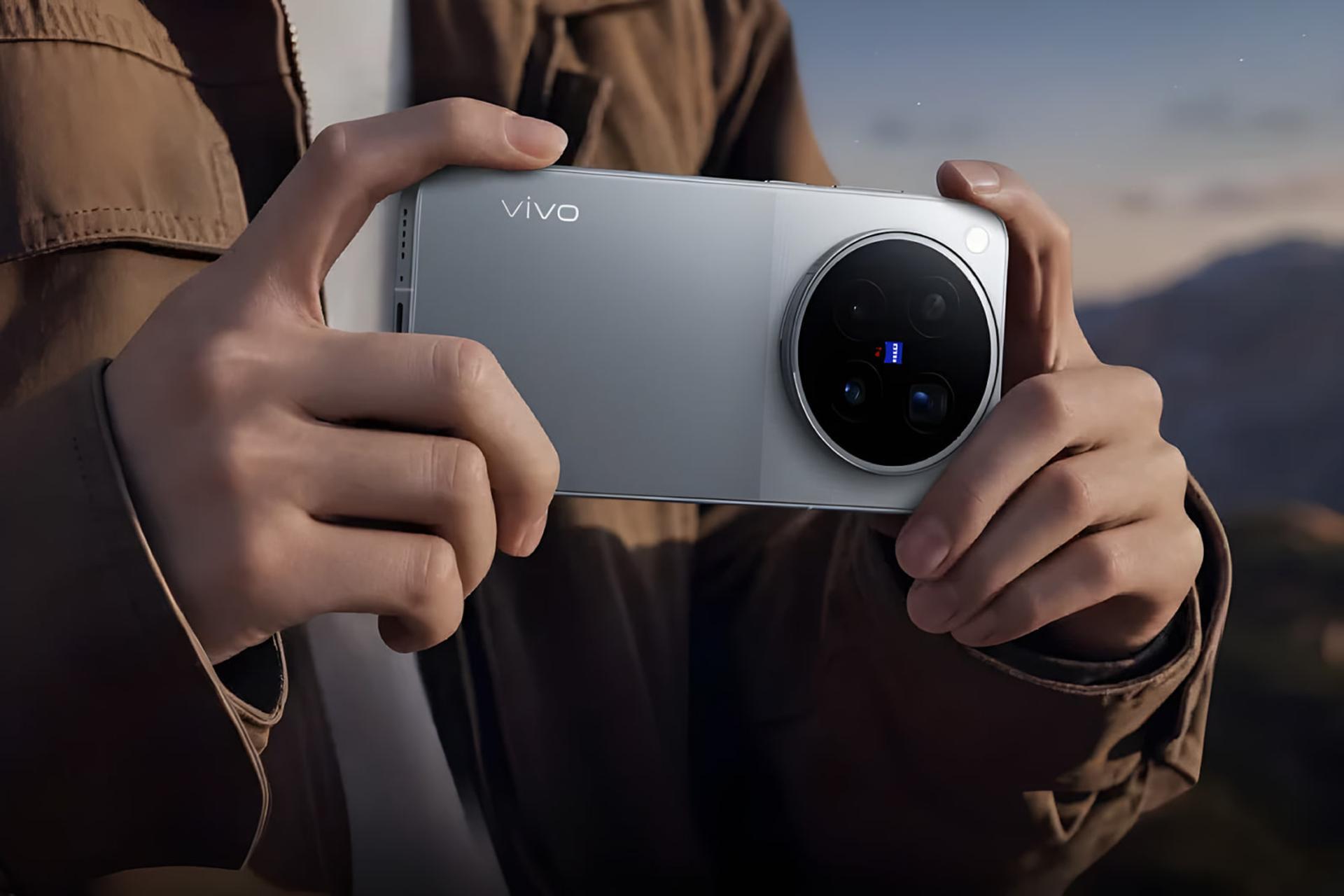 گوشی هوشمند ویوو (Vivo) X500 Pro Max با دوربین بزرگ در دست کاربر