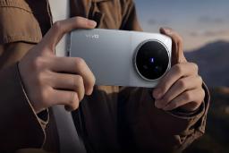 گوشی هوشمند ویوو (Vivo) X500 Pro Max با دوربین بزرگ در دست کاربر