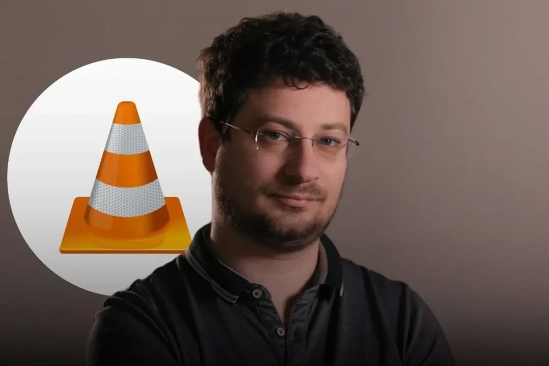 یک مرد جوان کنار لوگو VLC